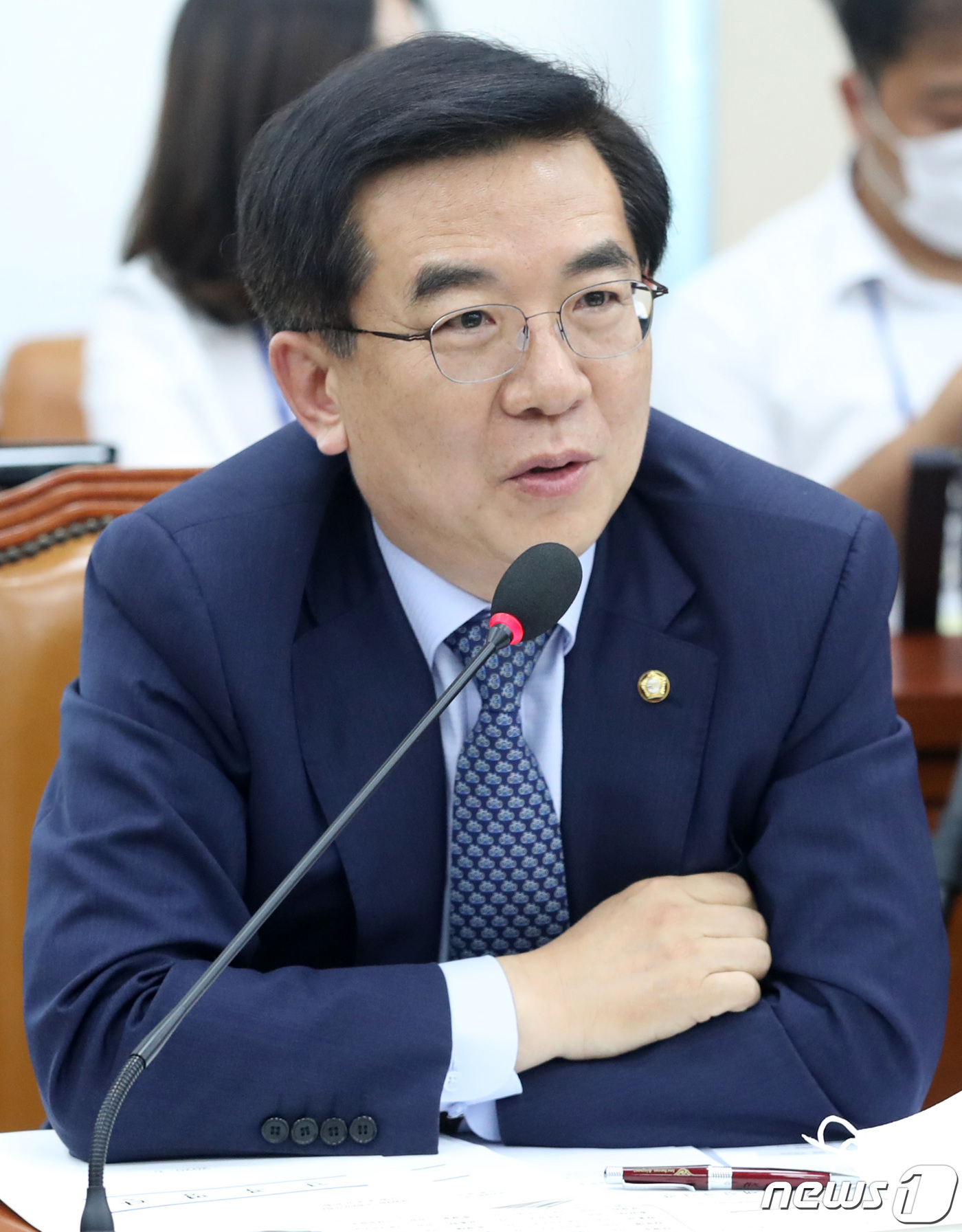 (서울=뉴스1) 박세연 기자 = 정일영 더불어민주당 의원이 17일 오후 서울 여의도 국회에서 열린 기획재정위원회 전체회의에 참석해 인사말을 하고 있다. 2020.6.17/뉴스1