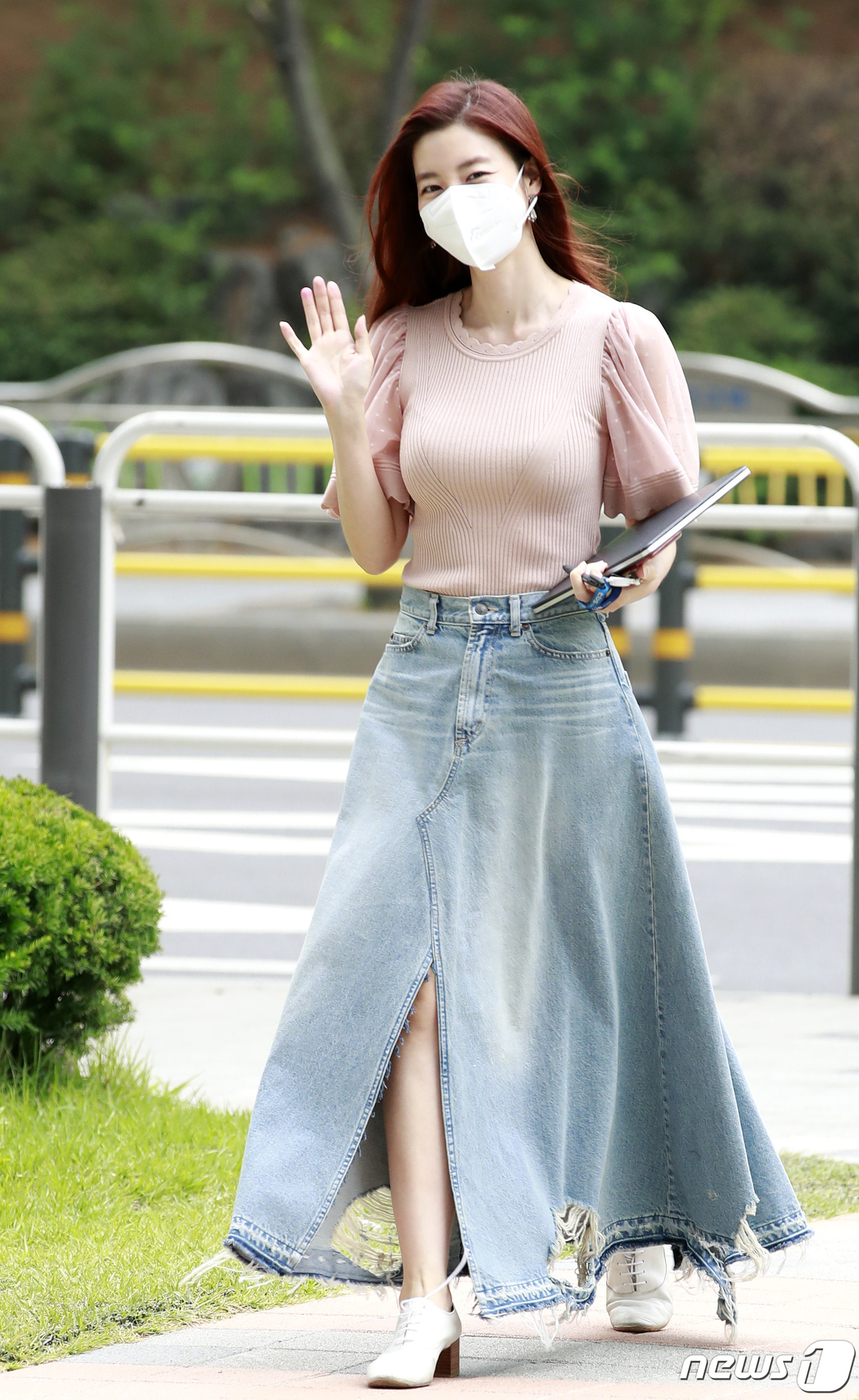 (서울=뉴스1) 권현진 기자 = 배우 김규리가 18일 서울시 마포구 상암동 TBS에서 열리는 'TBS FM 김규리의 퐁당퐁당' 녹화를 위해 방송국으로 들어서고 있다. 2020.6. …