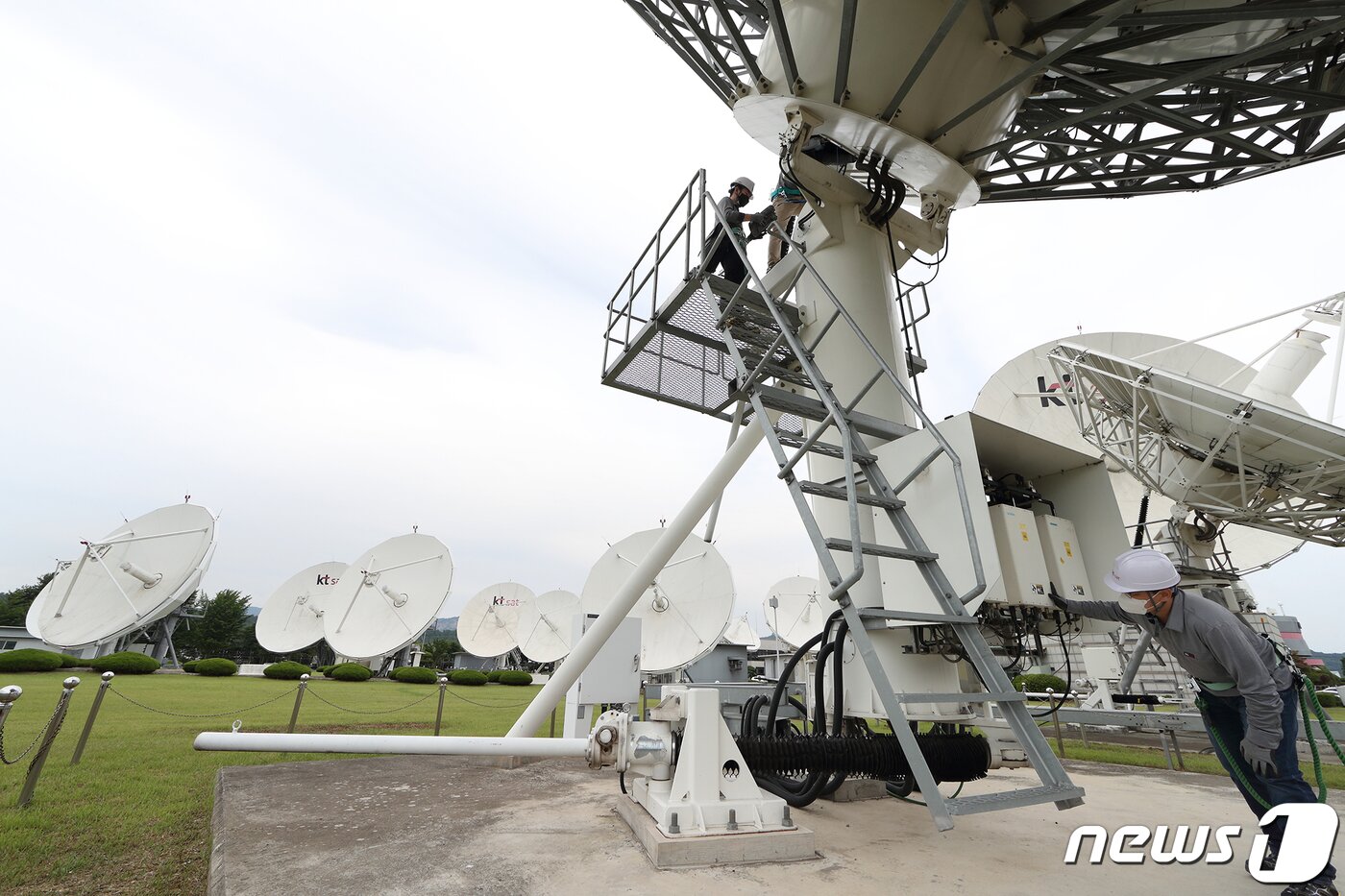 본문 이미지 - KT SAT 직원들이 금산위성센터 위성 안테나를 점검하고 있다. (KT SAT 제공) 2020.6.18/뉴스1