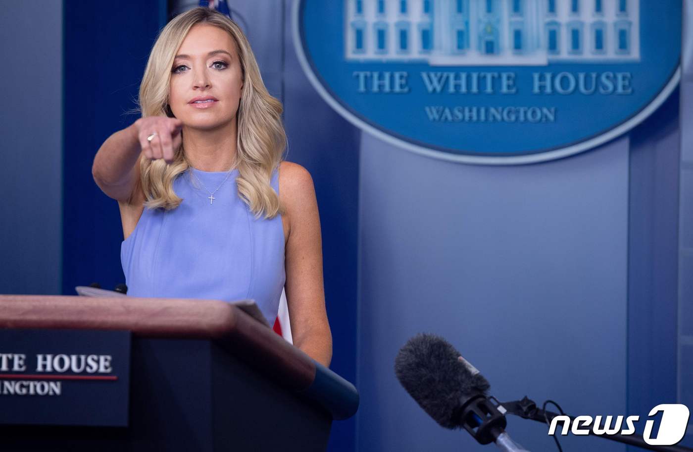 (워싱턴 AFP=뉴스1) 우동명 기자 = 케일리 매커내니 백악관 대변인이 17일(현지시간) 워싱턴 백악괸에서 언론 브리핑 중 취재진의 질문을 받고 있다.ⓒ AFP=뉴스1