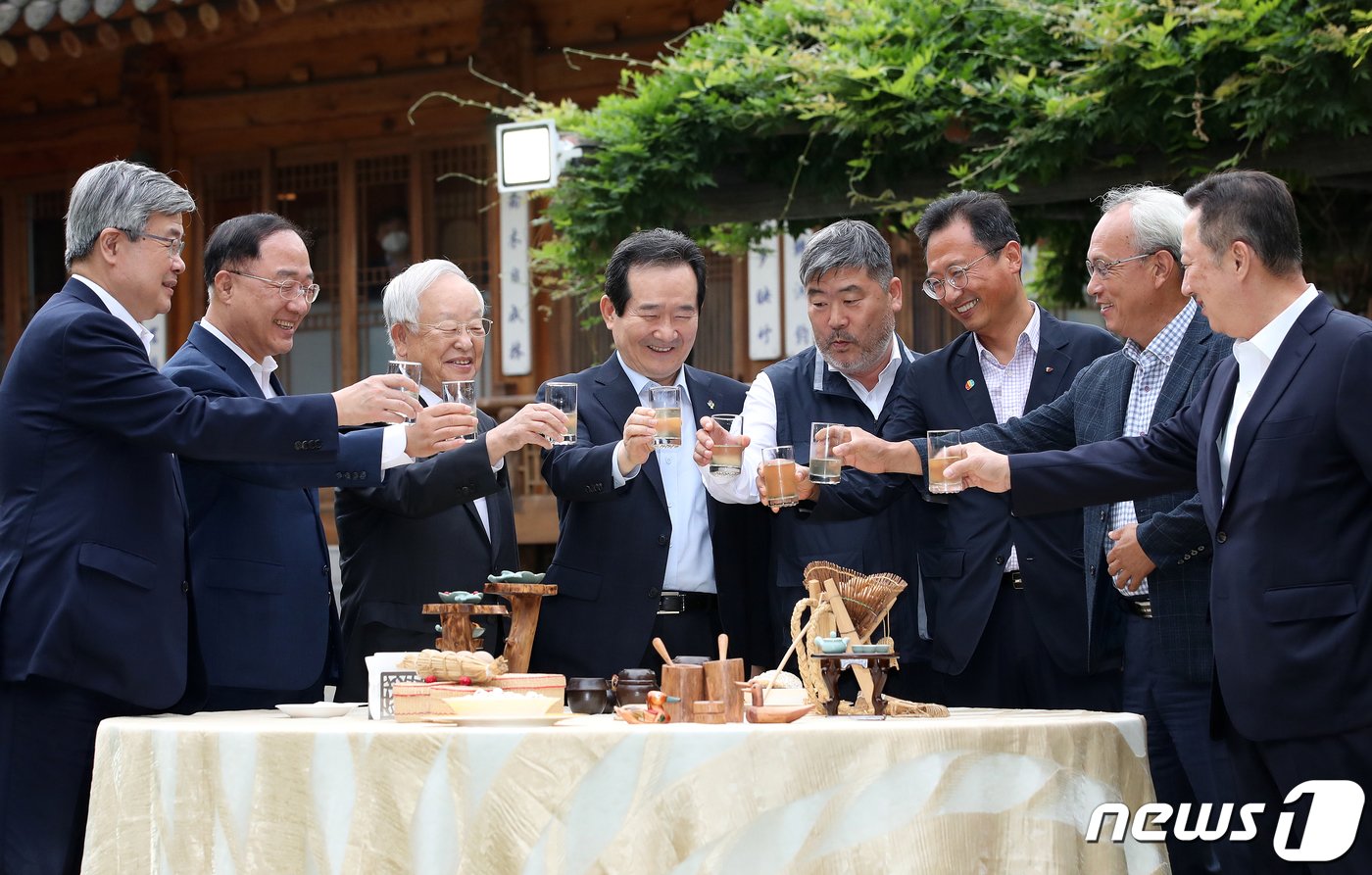 본문 이미지 - 총리실 주도 코로나19 위기 극복을 위한 노사정 대표자 회의. 2020.6.18/뉴스1
