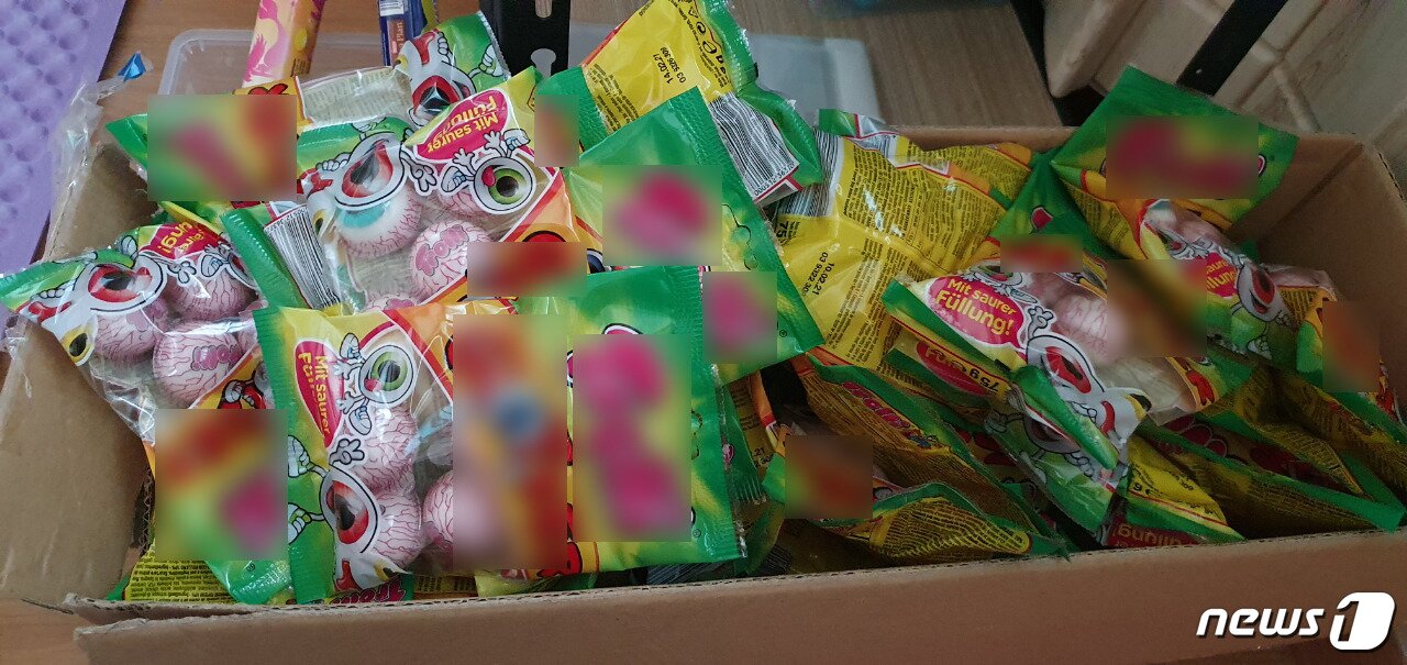 본문 이미지 - 관세청은 가정의 달을 앞둔 지난 4월 20일부터 6주 동안 수입 선물용품 특별단속을 실시해 위조 의류 등 패션용품 969억원 등 모두 79건 1117억원의 불법 물품을 적발했다. 사진은 눈알 모양 젤리 현품 사진. ⓒ 뉴스1