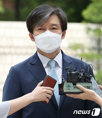 본문 이미지 - '유재수 감찰무마 혐의'를 받고 있는 조국 전 법무부 장관이 19일 오전 서울 서초구 중앙지방법원에서 열린 뇌물수수 등 혐의에 관한 3회 공판에 출석하고 있다. 2020.6.19/뉴스1 ⓒ News1 김진환 기자