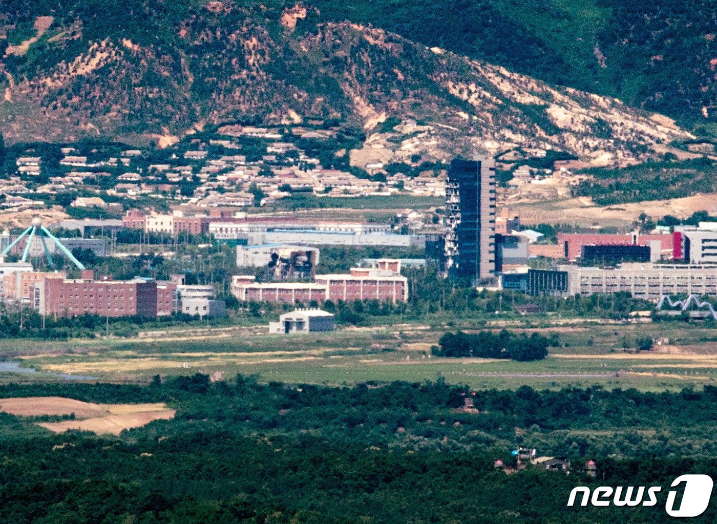 경기도 파주 접경지역에서 바라본 개성공단에 폭파된 남북공동연락사무소 잔해물과 충격으로 훼손된 개성공단지원센터가 보인다. 2020.6.19/뉴스1 ⓒ News1 이재명 기자