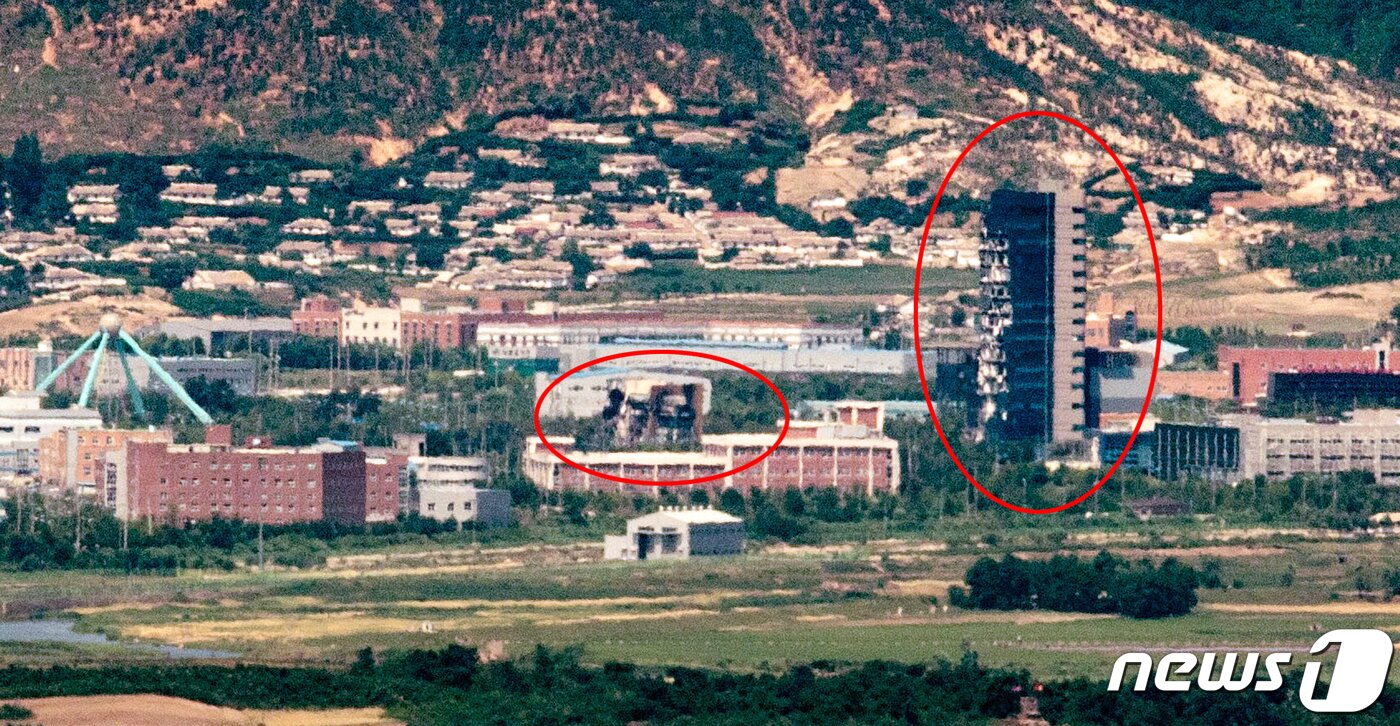 본문 이미지 - 남북간 긴장감이 고조되고 있는 19일 오전 경기도 파주 접경지역에서 바라본 개성 남북공동연락사무소가 폭파돼 있다 . 2020.6.19.뉴스1 ⓒ News1 이재명 기자