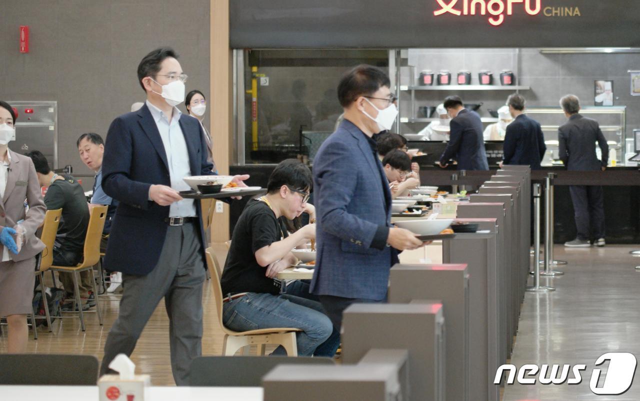 본문 이미지 - 이재용 삼성전자 부회장이 반도체 미래전략과 사업장 환경안전 로드맵을 점검하기 위해 19일 경기도 화성 반도체 연구소를 방문, 직원 식당을 이용하고 있다. (삼성전자 제공) 2020.6.19/뉴스1
