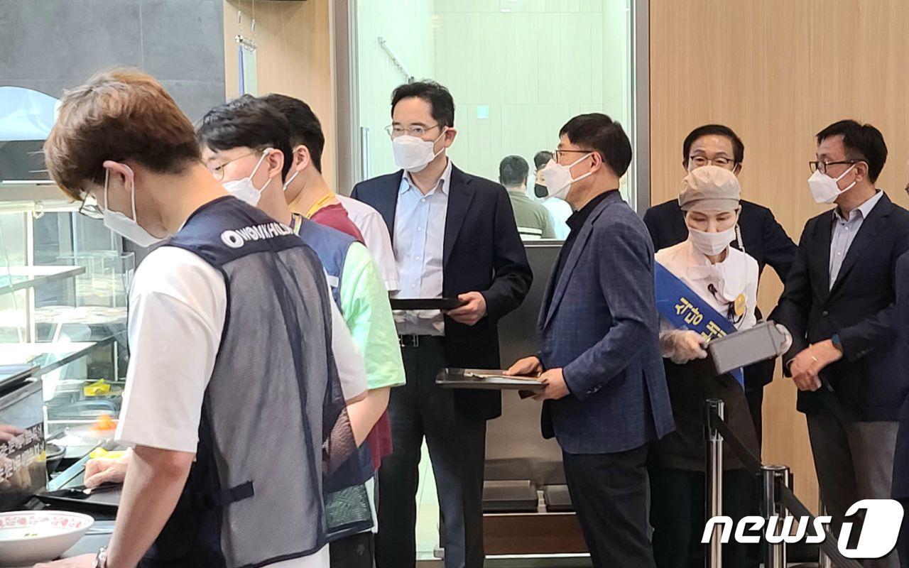 본문 이미지 - 이재용 삼성전자 부회장이 2020년 6월 19일 경기도 화성 반도체 연구소를 방문, 직원 식당에서 배식받기 위해 줄을 서 있다. (삼성전자 제공) 2020.6.19/뉴스1