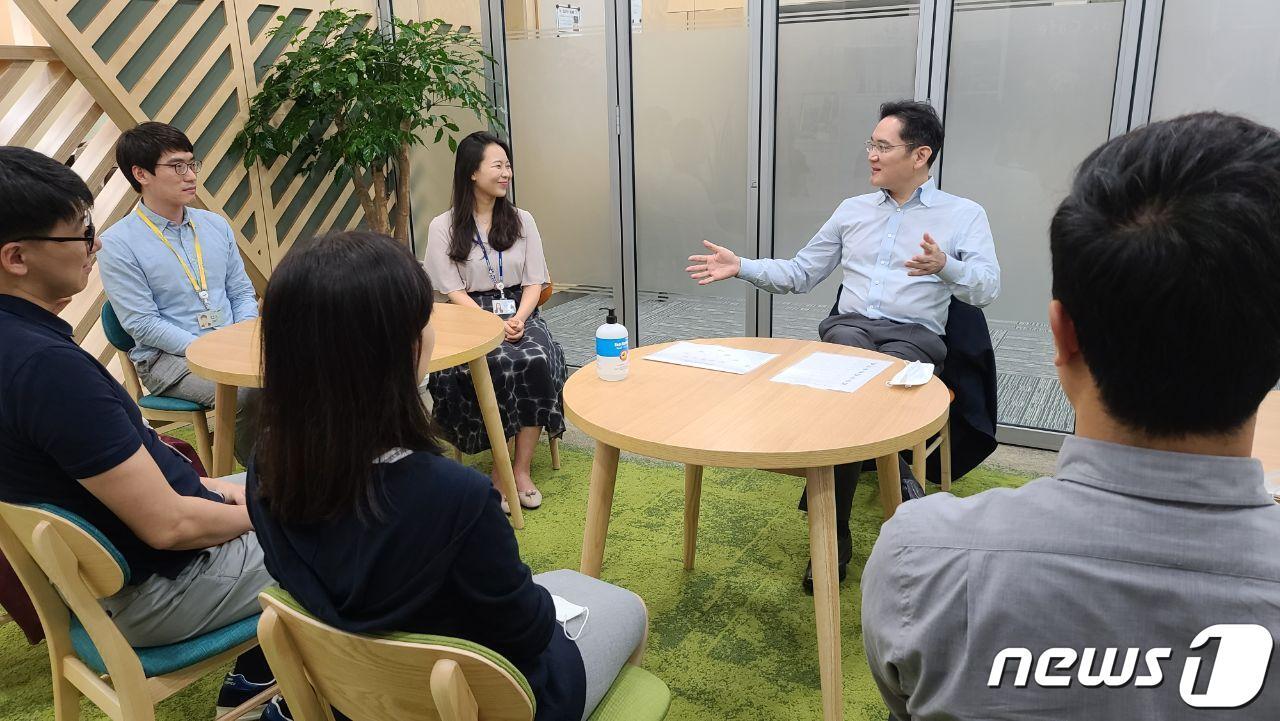 본문 이미지 - 이재용 삼성전자 부회장이 반도체 미래전략과 사업장 환경안전 로드맵을 점검하기 위해 19일 경기도 화성 반도체 연구소를 방문, 연구원들을 격려하고 있다. (삼성전자 제공) 2020.6.19/뉴스1