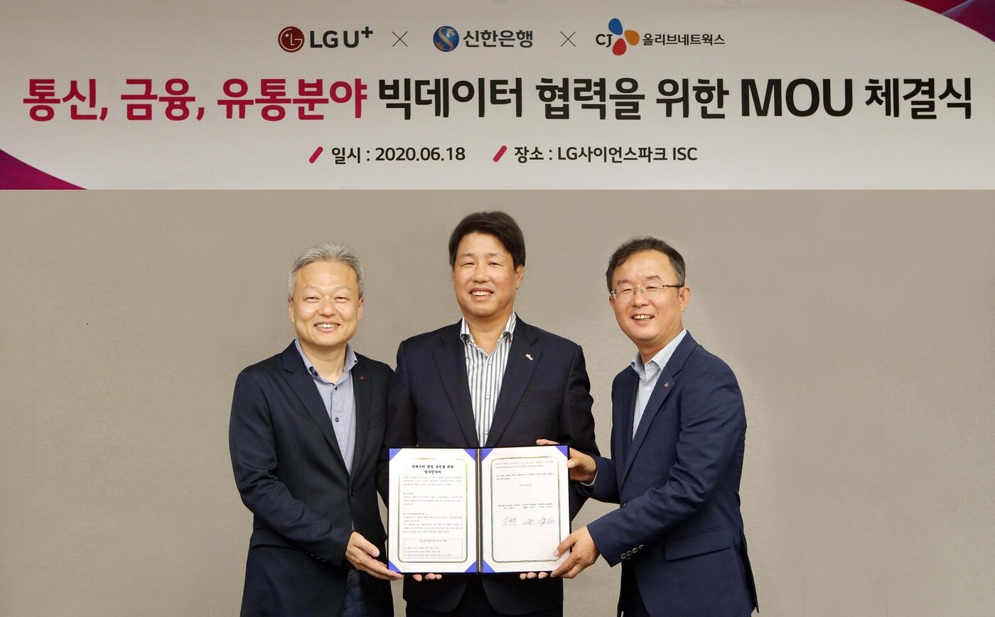 본문 이미지 - 지난 18일 서울 강서구 소재 LG사이언스파크에서 진행된 '통신, 금융, 유통분야 빅데이터 협력을 위한 MOU 체결식'에서 이명구 신한은행 부행장(가운데)과 이상민 LG유플러스 부사장(왼쪽), 남병수 CJ올리브네트웍스 상무(오른쪽)가 기념촬영 하는 모습.(신한은행 제공) ⓒ 뉴스1