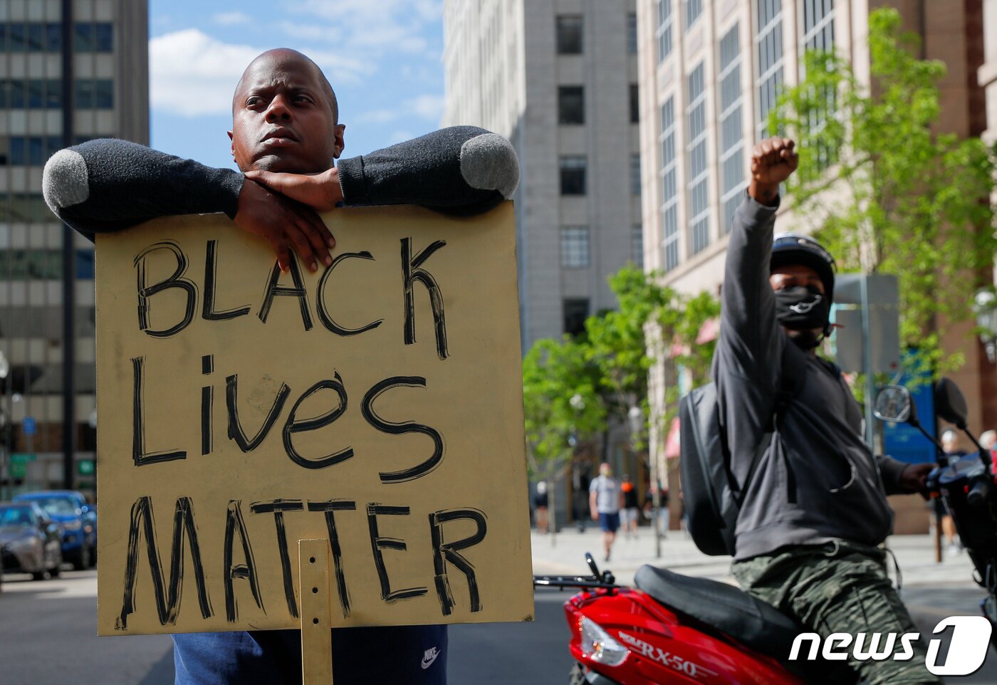 본문 이미지 - 한 시위  참여자가 흑인의 생명도 소중하다는 팻말을 들고 있다. ⓒ 로이터=뉴스1