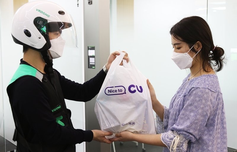본문 이미지 - 한 소비자가 CU '편의점 배달 서비스'를 이용하고 있다.(BGF리테일 제공)ⓒ 뉴스1