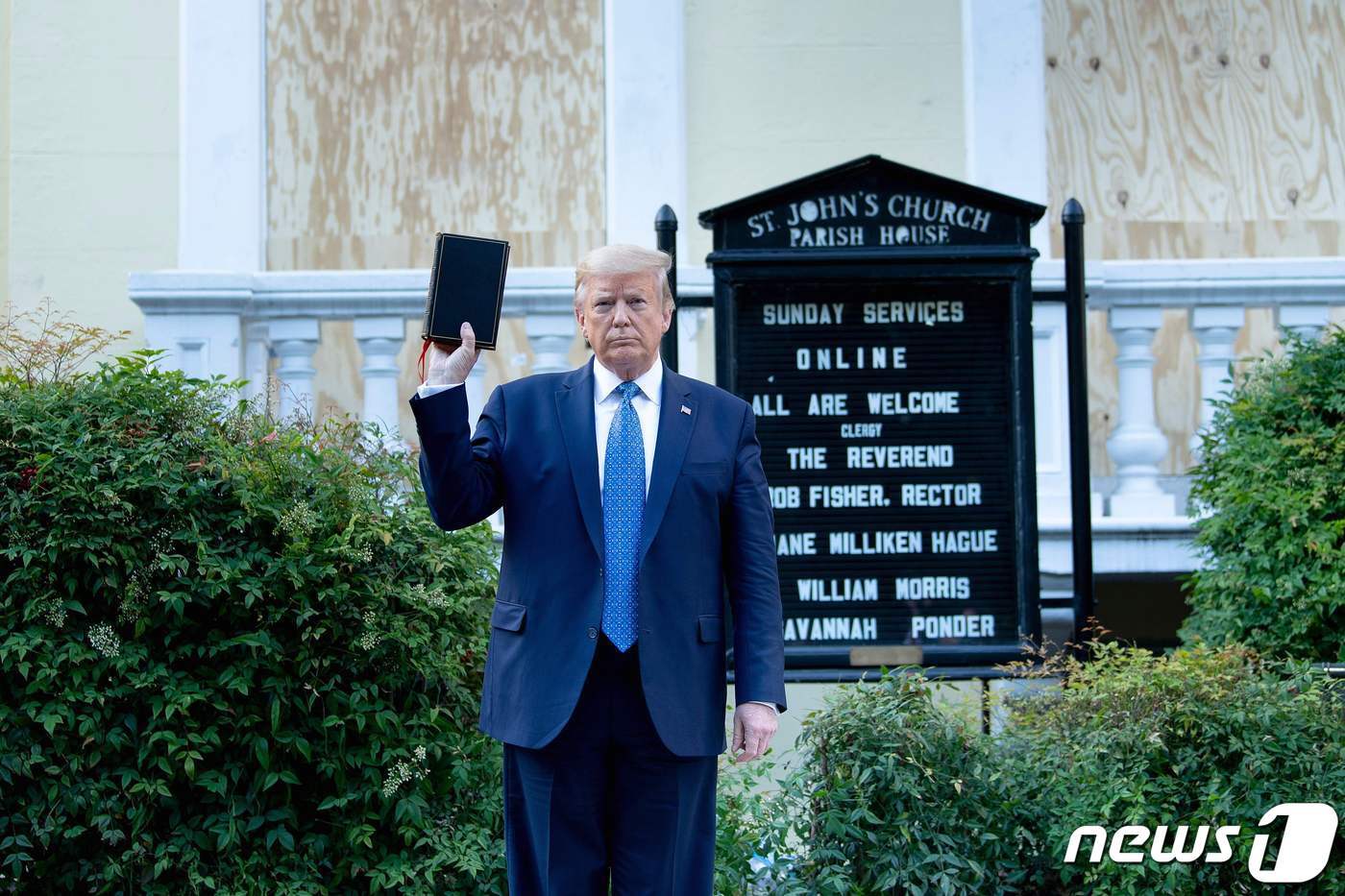 본문 이미지 - 도널드 트럼프 대통령이 1일(현지시간) 대국민 연설 뒤, 백악관 인근 세인트존스 교회를 방문해 교회를 둘러본 뒤 성경을 들고 사진 촬영을 했다. ⓒ AFP=뉴스1