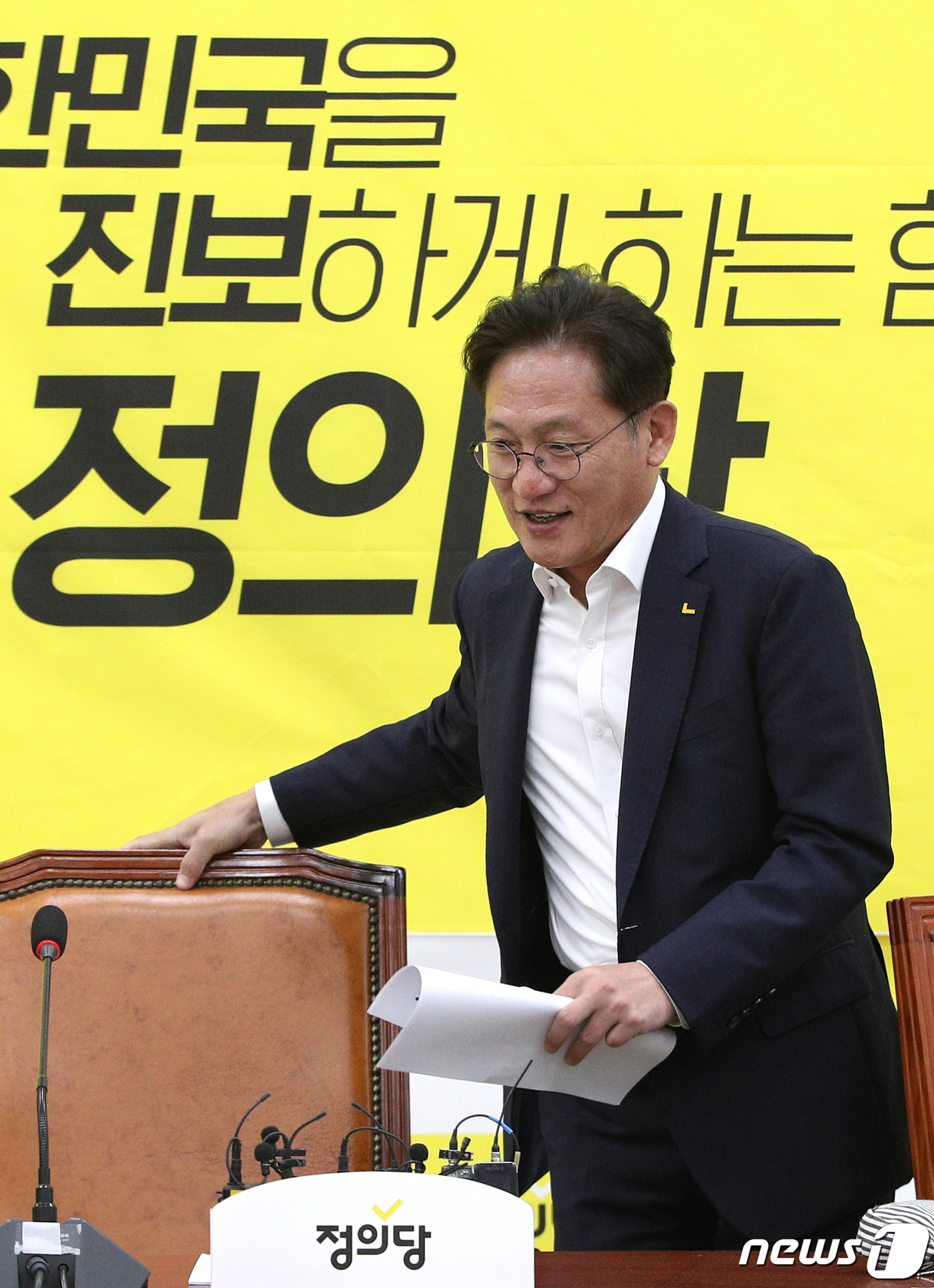 (서울=뉴스1) 신웅수 기자 = 배진교 정의당 원내대표가 2일 서울 여의도 국회에서 열린 의원총회에 참석하고 있다. 2020.6.2/뉴스1