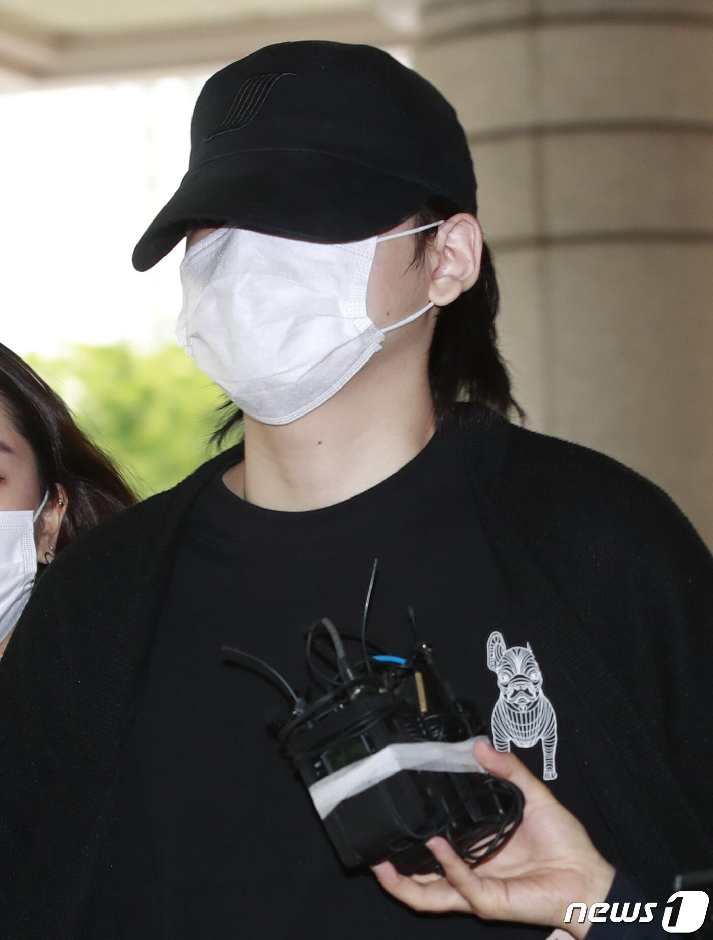 본문 이미지 - 음주운전 사고를 내고 운전자를 바꿔치기 했다는 혐의를 받는 장제원 미래통합당 의원의 아들 장용준(20·예명 노엘)이 2일 오전 서울 마포구 서울서부지방법원에서 열린 선고공판에 출석하고 있다.  2020.6.2/뉴스1 ⓒ News1 권현진 기자