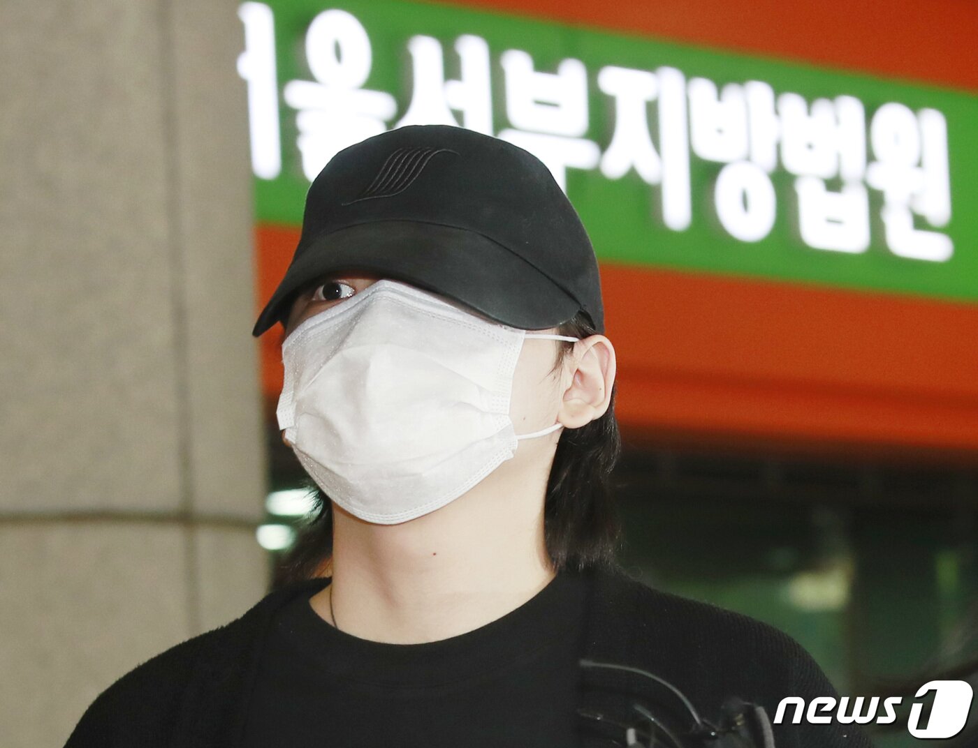 본문 이미지 - 음주운전 사고를 내고 운전자를 바꿔치기 했다는 혐의를 받는 장제원 미래통합당 의원의 아들 장용준(20·예명 노엘)이 2일 오전 서울 마포구 서울서부지방법원에서 열린 선고공판을 마치고 법정을 나서고 있다. 재판부는 이날 장용준에 대해 징역 1년6개월에 집행유예 2년, 준법 운전 강의 수강 40시간의 판결을 내렸다. 2020.6.2/뉴스1 ⓒ News1 권현진 기자