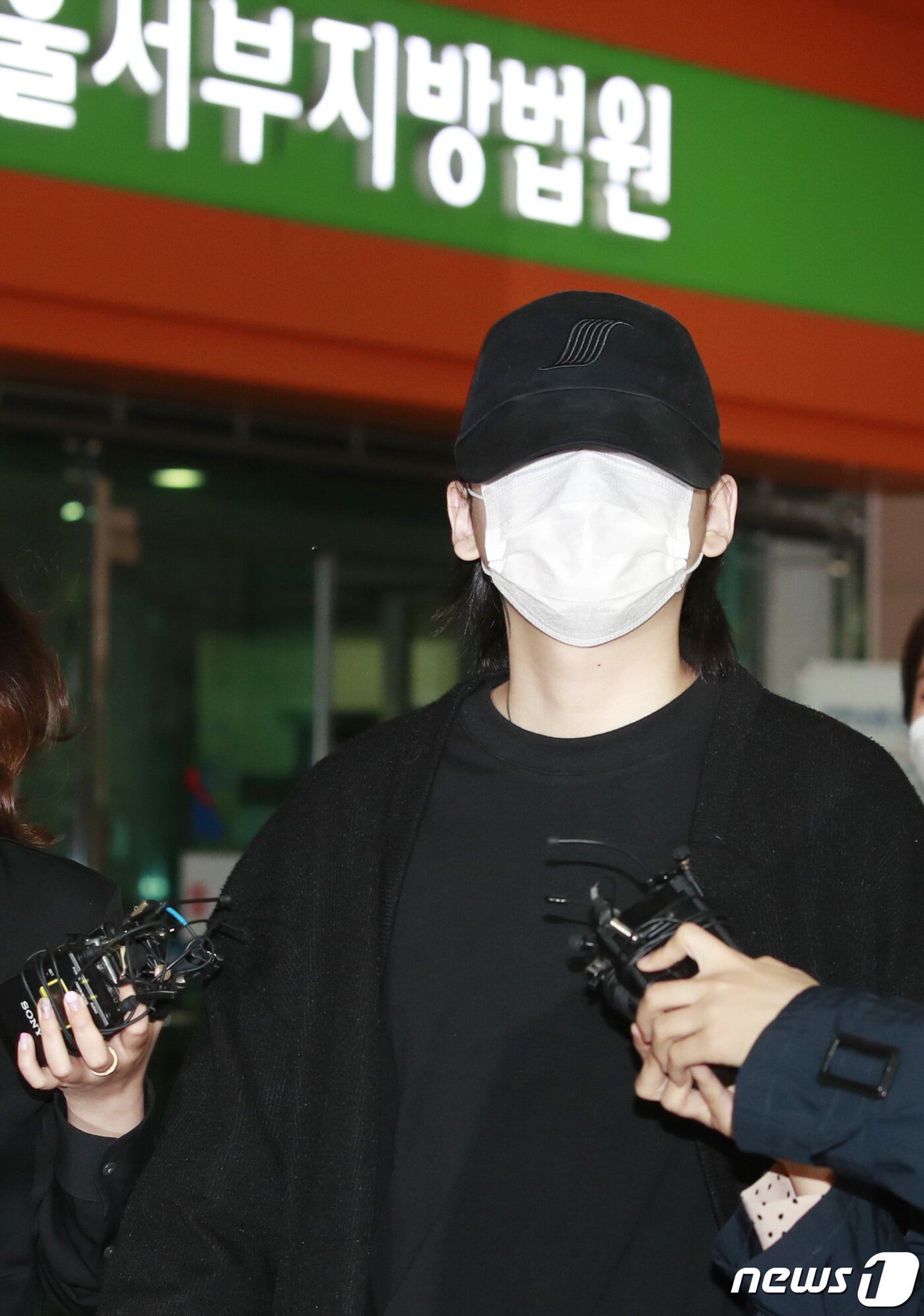본문 이미지 - 음주운전 사고를 내고 운전자를 바꿔치기 했다는 혐의를 받는 장제원 미래통합당 의원의 아들 장용준(20·예명 노엘)이 2일 오전 서울 마포구 서울서부지방법원에서 열린 선고공판에 출석하고 있다. 노엘은 지난해 9월7일 오전 서울 마포구의 한 도로에서 술에 취한 상태로 차를 몰다가 오토바이를 추돌한 사고를 낸 뒤 지인 A씨에게 대신 운전했다고 경찰에 허위 진술하도록 부탁한 혐의 및 A씨가 사고를 낸 것으로 해 허위 보험사고 접수를 해서 보험처리를 시도한 혐의 등을 받았다. 재판부는 이날 장용준에 대해 징역 1년6개월에 집행유예 2년, 준법 운전 강의 수강 40시간의 판결을 내렸다. 2020.6.2/뉴스1 ⓒ News1 권현진 기자