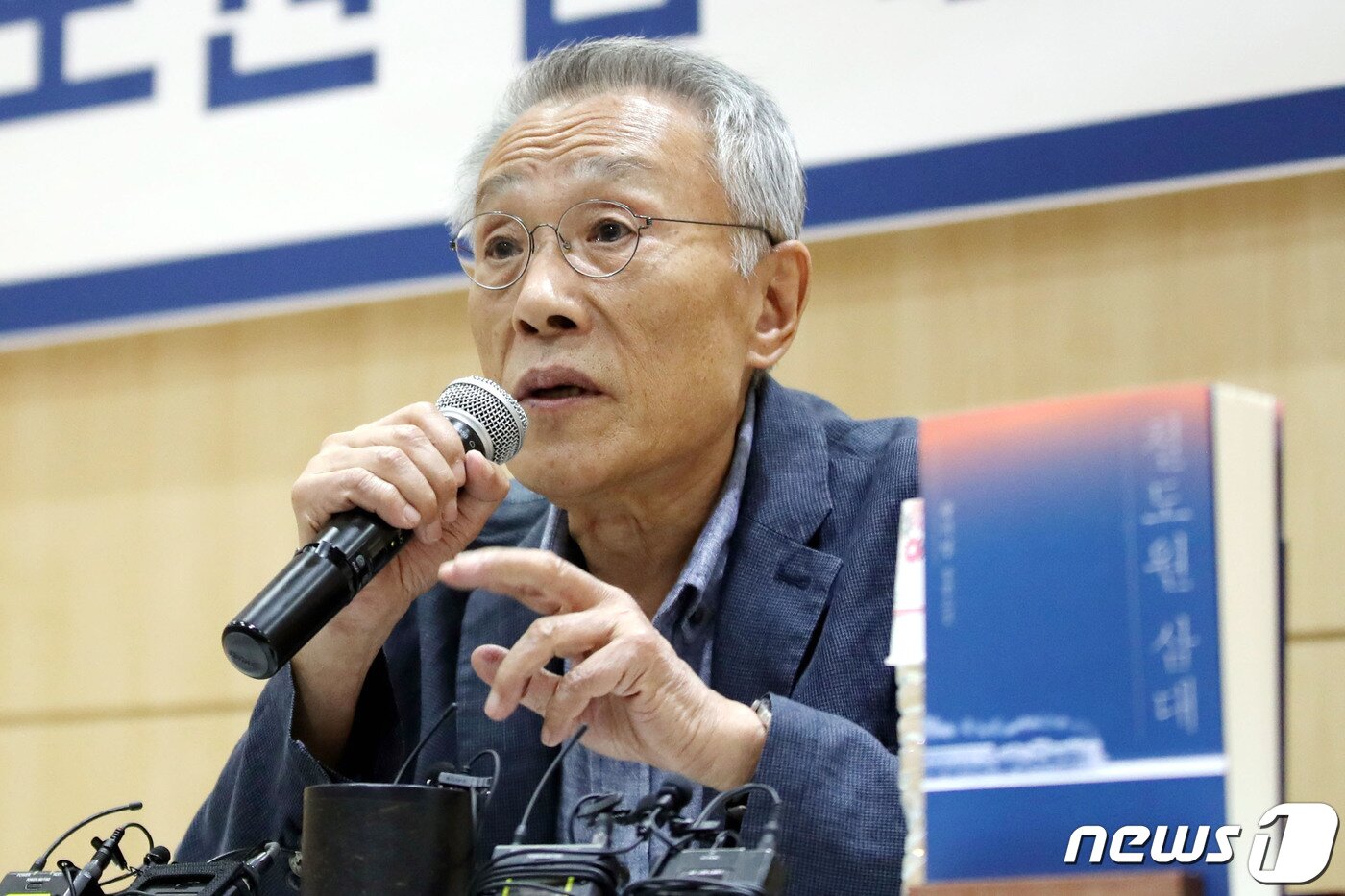 본문 이미지 - 소설가 황석영이 2일 오전 서울 마포구 창비서교빌딩에서 장편소설 '철도원 삼대' 출간 기념 기자간담회를 하고 있다. '철도원 삼대'는 구상부터 집필까지 30년이 걸린 작가의 역작으로 철도원 가족을 둘러싼 방대한 서사를 통해 일제강점기부터 해방 전후, 21세기까지 이어지는 노동자와 민중의 삶을 실감나게 다루며 대한민국 근현대사를 문학적으로 구현해낸 작품이다. 2020.6.2/뉴스1 ⓒ News1 이광호 기자