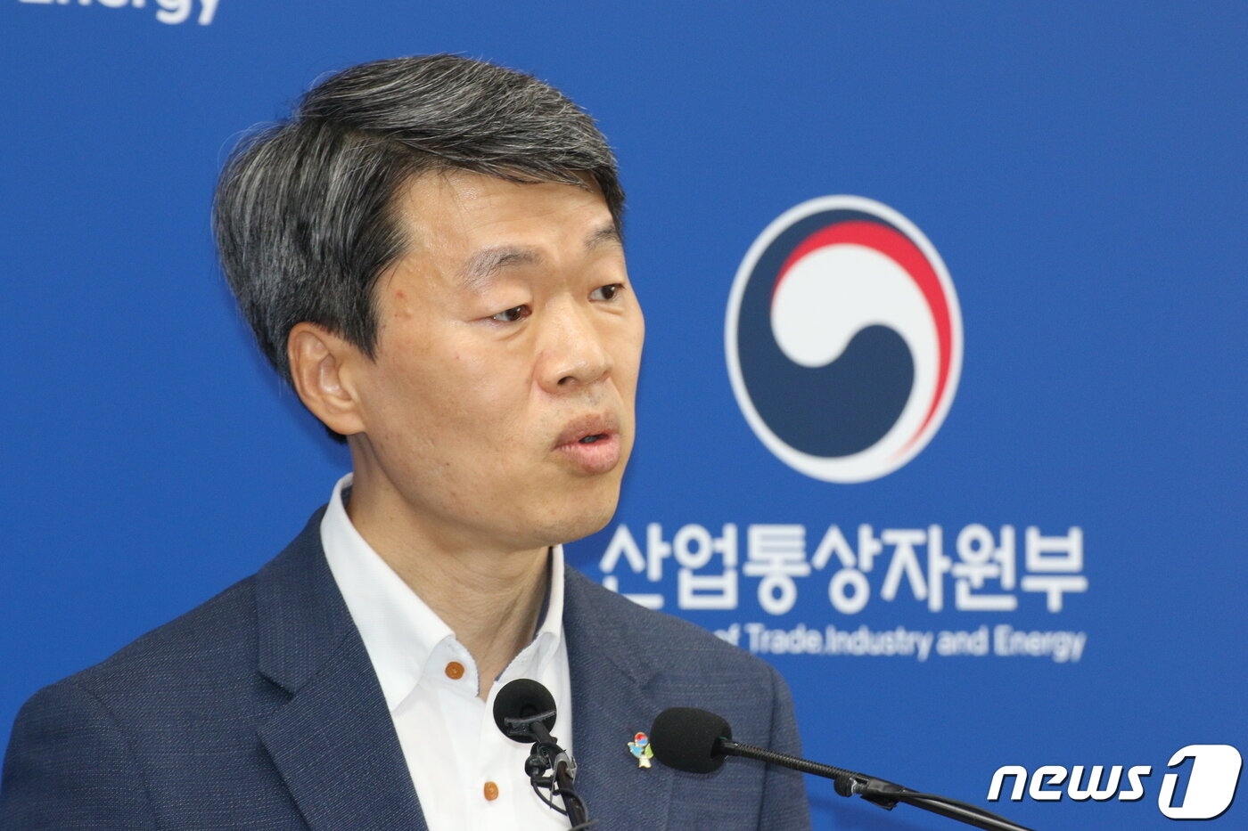 본문 이미지 - 나승식 산업통상자원부 무역투자실장이 지난 2일 '일본발 수출규제'에 대한 브리핑을 하고 있다.2020.6.2/뉴스 ⓒ News1 이길표 기자