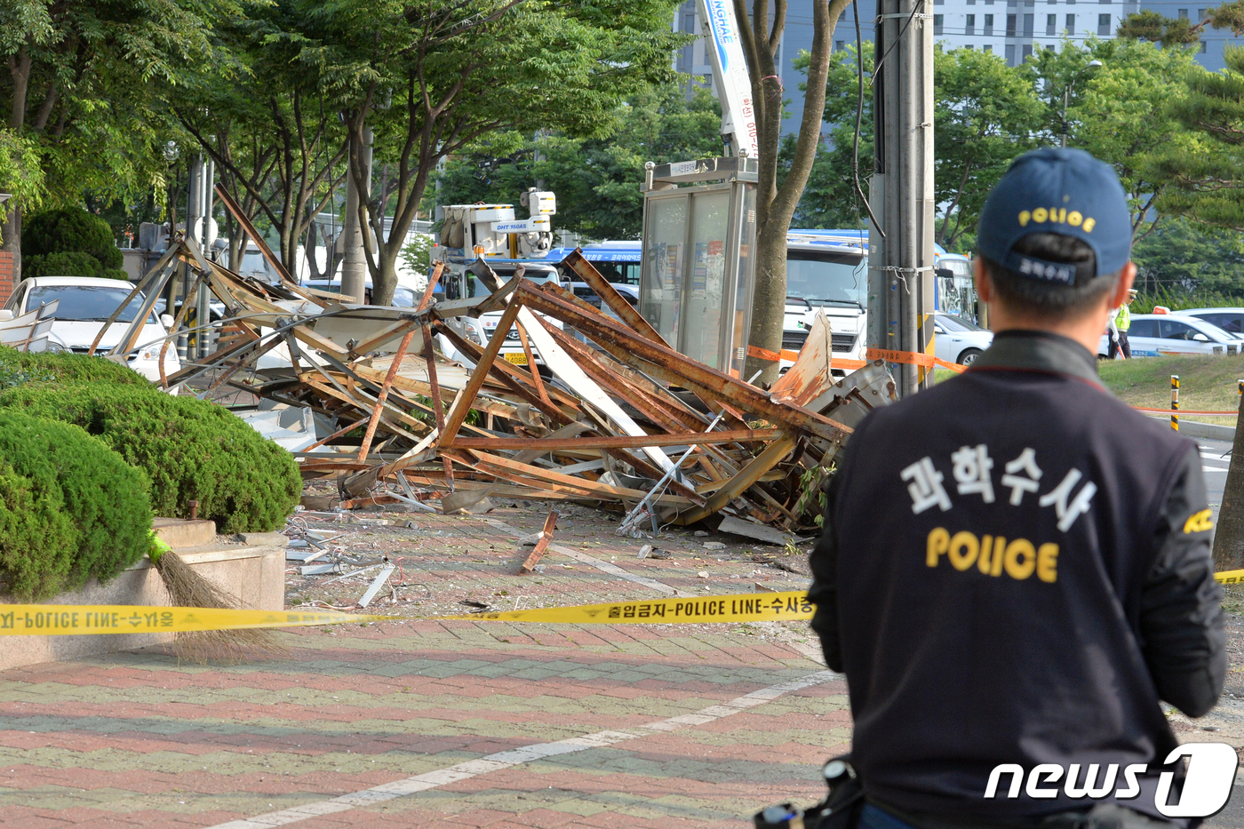 (포항=뉴스1) 최창호 기자 = 2일 오후 4시19분 경북 포항시 북구 대잠동 교차로 건물 옥상에 있던 옥외간판을 철거하던 중 간판 일부가 추락하는 사고가 발생했다. 다행히 지나가 …