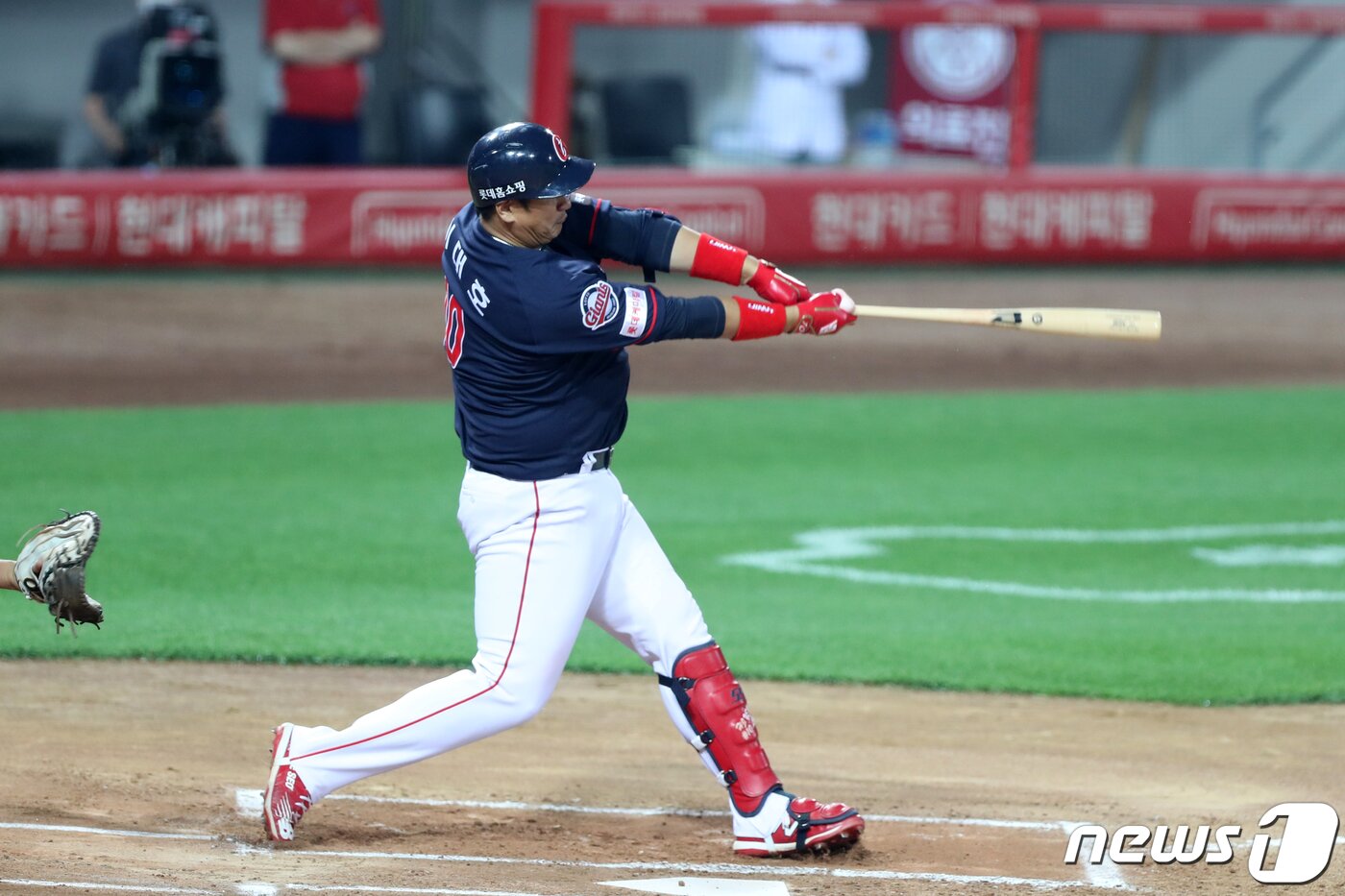 본문 이미지 - 2일 오후 광주 북구 광주-기아챔피언스필드에서 열린 2020 프로야구 신한은행 SOL KBO리그 KIA 타이거즈와 롯데 자이언츠의 시즌 4차전 6회초 1사 주자 없는 상황 롯데 이대호가 좌월 홈런을 치고 있다. 이 홈런으로 이대호는 KBO 통산 16번째 3000루타 기록을 달성했다. 2020.6.2/뉴스1 ⓒ News1 한산 기자