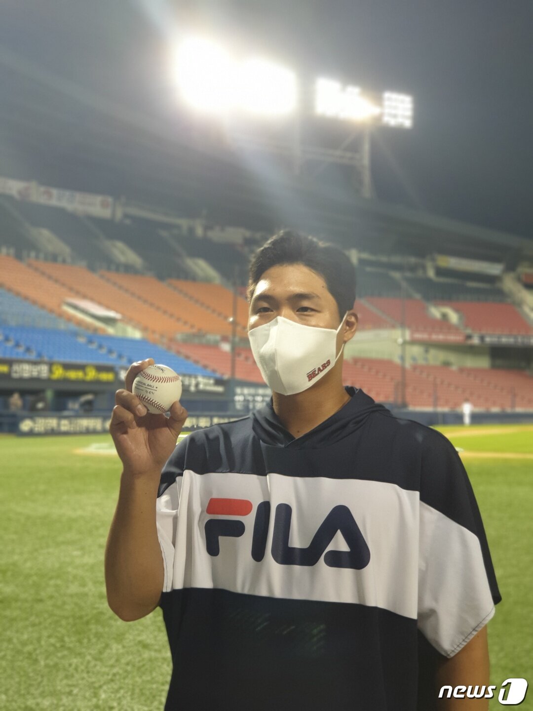 본문 이미지 - 두산 베어스 박종기가 20일 2020 신한은행 SOL KBO리그 LG와 시즌 5차전에 선발 등판해 6이닝 4피안타 3탈삼진 무실점 호투로 데뷔승을 따냈다. 기념공을 들고 사진 찍은 모습. ⓒ 뉴스1