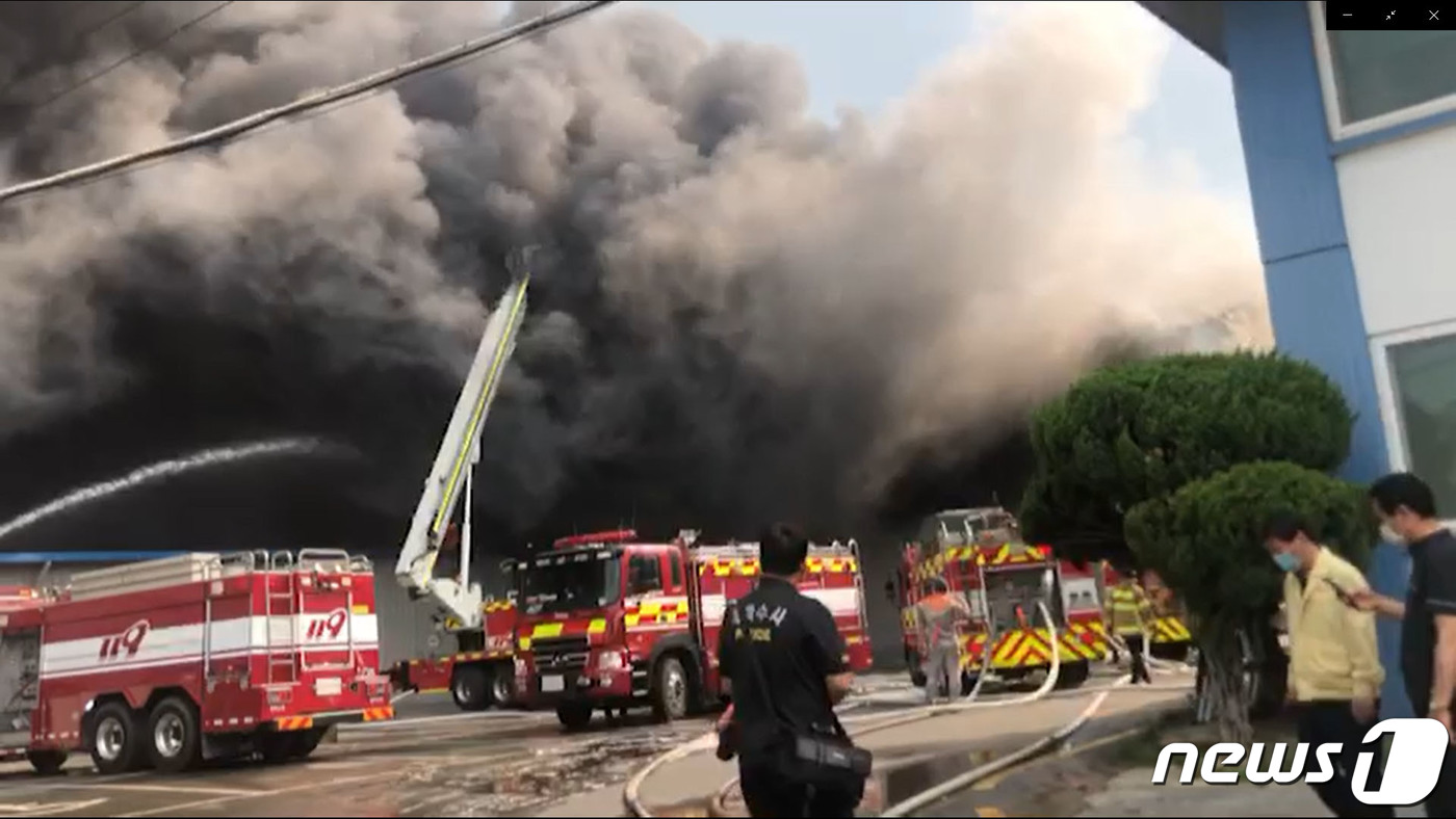 (서울=뉴스1) 임세영 기자 = 20일 오후 2시18분께 대전 대덕구 대화동 플라스틱 제품 제조 공장 샌드위치 패널 소재 박스창고에서 불이 나 소방차 50여대가 3시간 가까이 진화 …