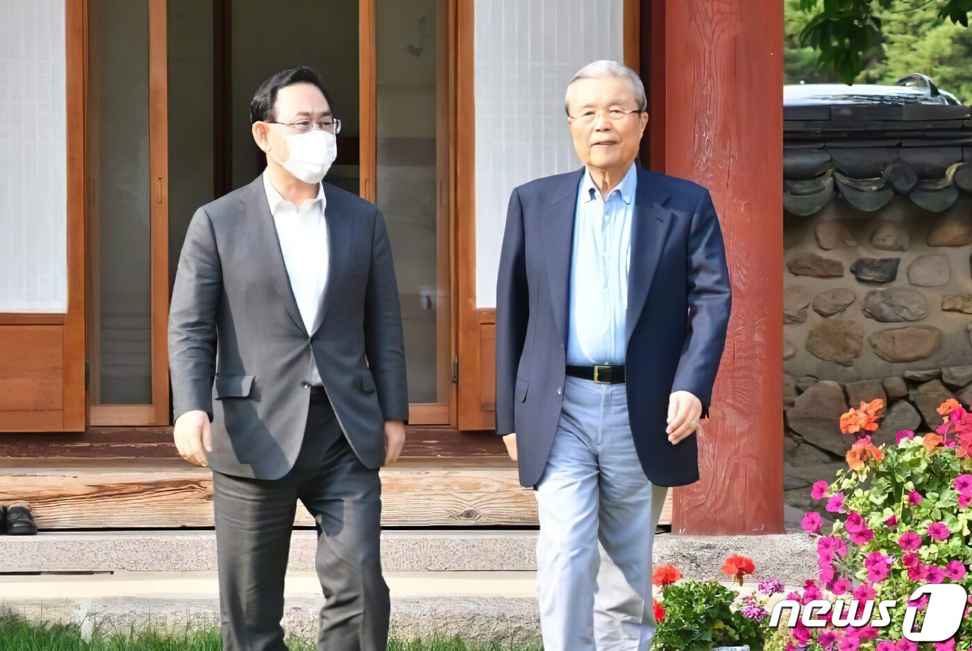 본문 이미지 - 김종인 미래통합당 비상대책위원장이 충북 보은군 법주사에서 머물고 있는 주호영 원내대표를 찾아가 만났다. 주 원내대표는 더불어민주당의 단독 국회의장 선출과 6개 상임위원장 선출 강행을 막지 못한 데 대한 책임을 지고 사의를 표명한 뒤 여의도를 떠나 충청과 호남 등 전국 각지의 사찰을 돌며 칩거를 이어오고 있다. 주 원내대표는 독실한 불교 신자(법명 자우·慈宇)로, 국회 불자 모임인 '정각회' 명예회장을 맡고 있다. 사진은 지난 20일 김성원 통합당 원내수석부대표이 페이스북에 공개했다. (김성원 통합당 원내수석부대표 페이스북)2020.6.21/뉴스1
