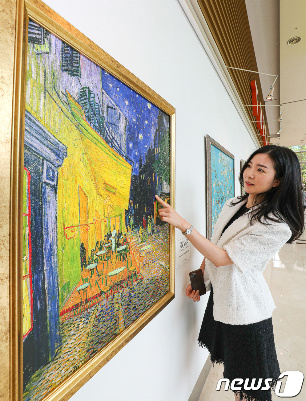 (서울=뉴스1) = 현대백화점은 오는 28일까지 목동점 7층 갤러리H에서  '뮤라섹(MULASEC)'과 함께 빈센트 반 고흐, 구스타프 클림트, 클로드 모네 등의 명화를 재현한 작 …