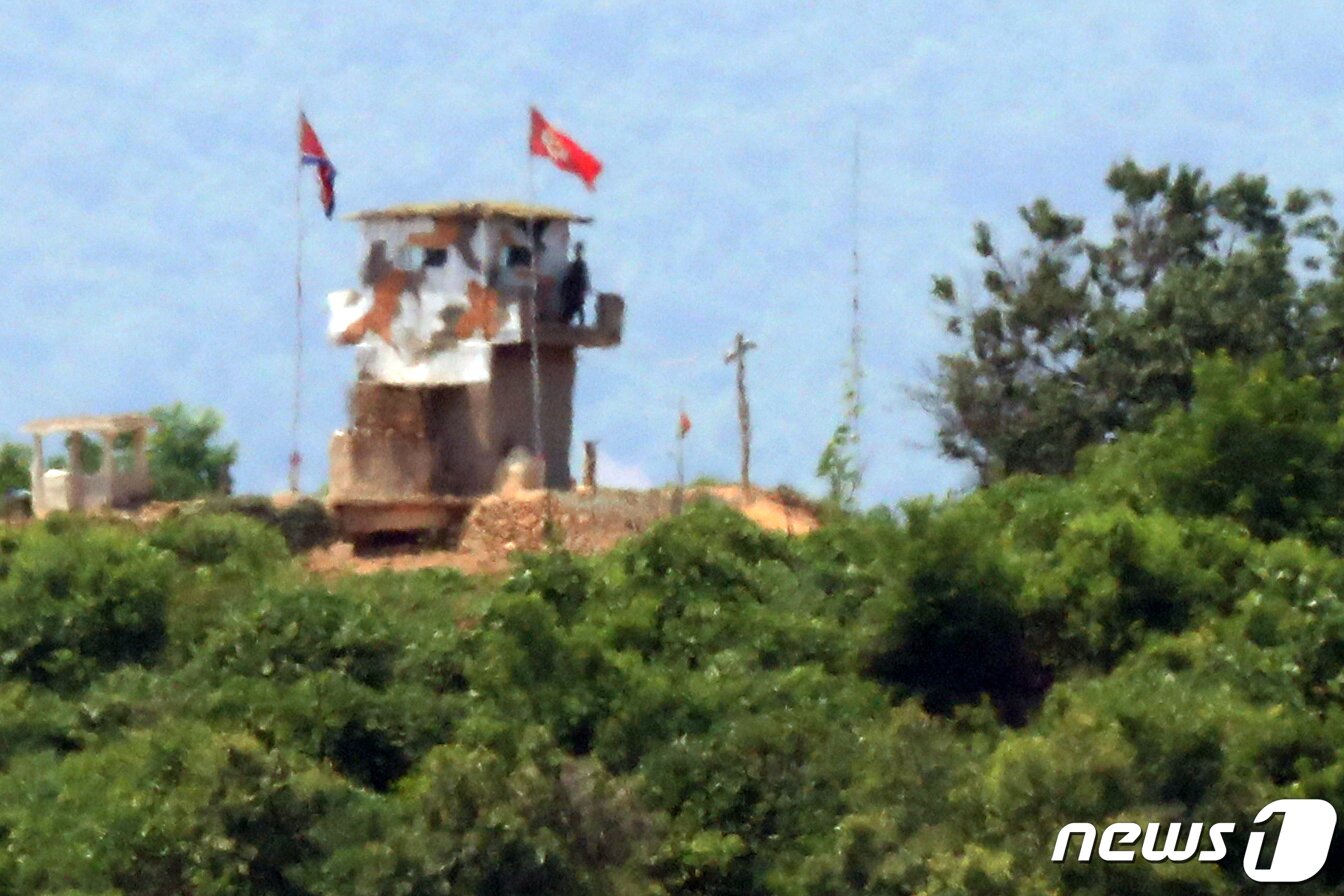 본문 이미지 - 경기 파주 접경지역에서 바라본 북측 군 초소에서 북한군들이 경계근무를 하고 있다. 2020.6.21 ⓒ 뉴스1 민경석 기자
