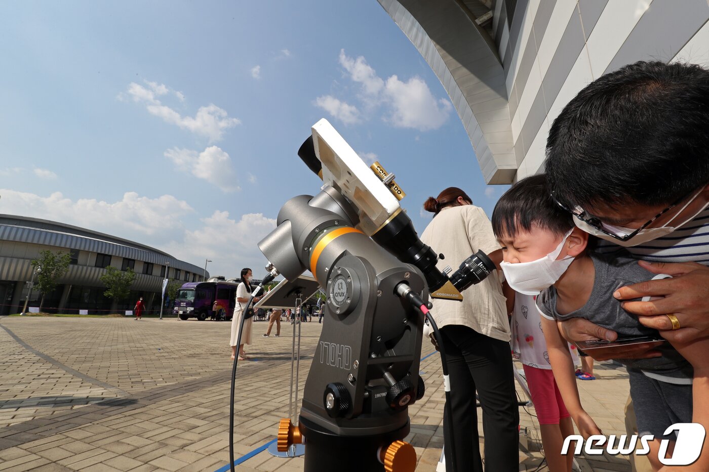 본문 이미지 - 광주 북구 국립광주과학관에서 아이들이 망원경을 이용해 부분일식을 관찰하고 있다.  ⓒ News1