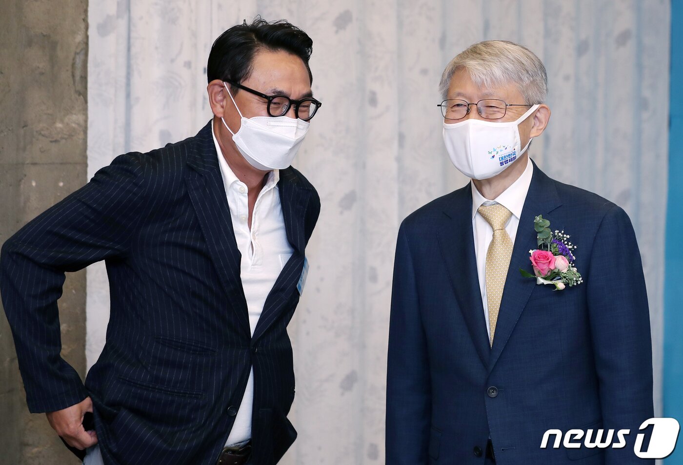 본문 이미지 - 최기영 과학기술정보통신부 장관이 22일 서울 은평구 서울혁신파크 미래청 다목적홀에서 열린 ‘제33회 정보문화의 달 기념 디지털 포용 기업 간담회’에 참석해 여민수 카카오 공동대표&#40;왼쪽&#41;와 대화를 나누고 있다. ⓒ News1 김진환 기자