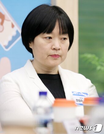 본문 이미지 - 한성숙 네이버 대표가 22일 서울 은평구 서울혁신파크 미래청 다목적홀에서 열린 ‘제33회 정보문화의 달 기념 디지털 포용 기업 간담회’에 참석해 최기영 과기부 장관의 모두발언을 경청하고 있다. ⓒ News1 김진환 기자