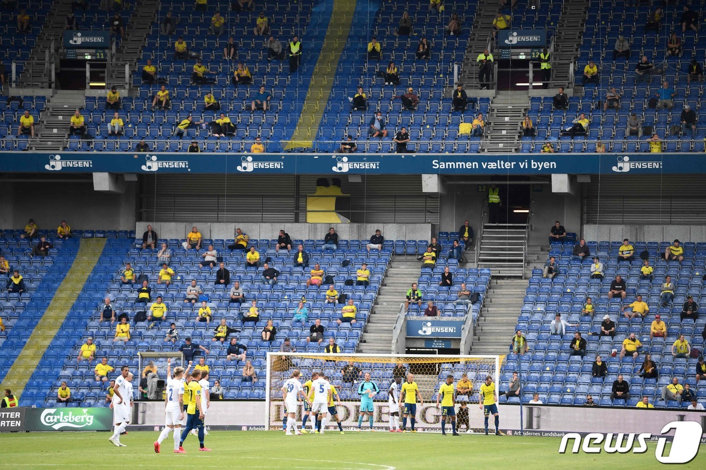 (브뢴드비 AFP=뉴스1) 우동명 기자 = 21일(현지시간) 덴마크 브뢴드비 슈타디온에서 열린 브뢴드비IF와 FC 코펜하겐의 수페르리가 경기에 관중들이 거리두기를 하며 관람을 하고 …