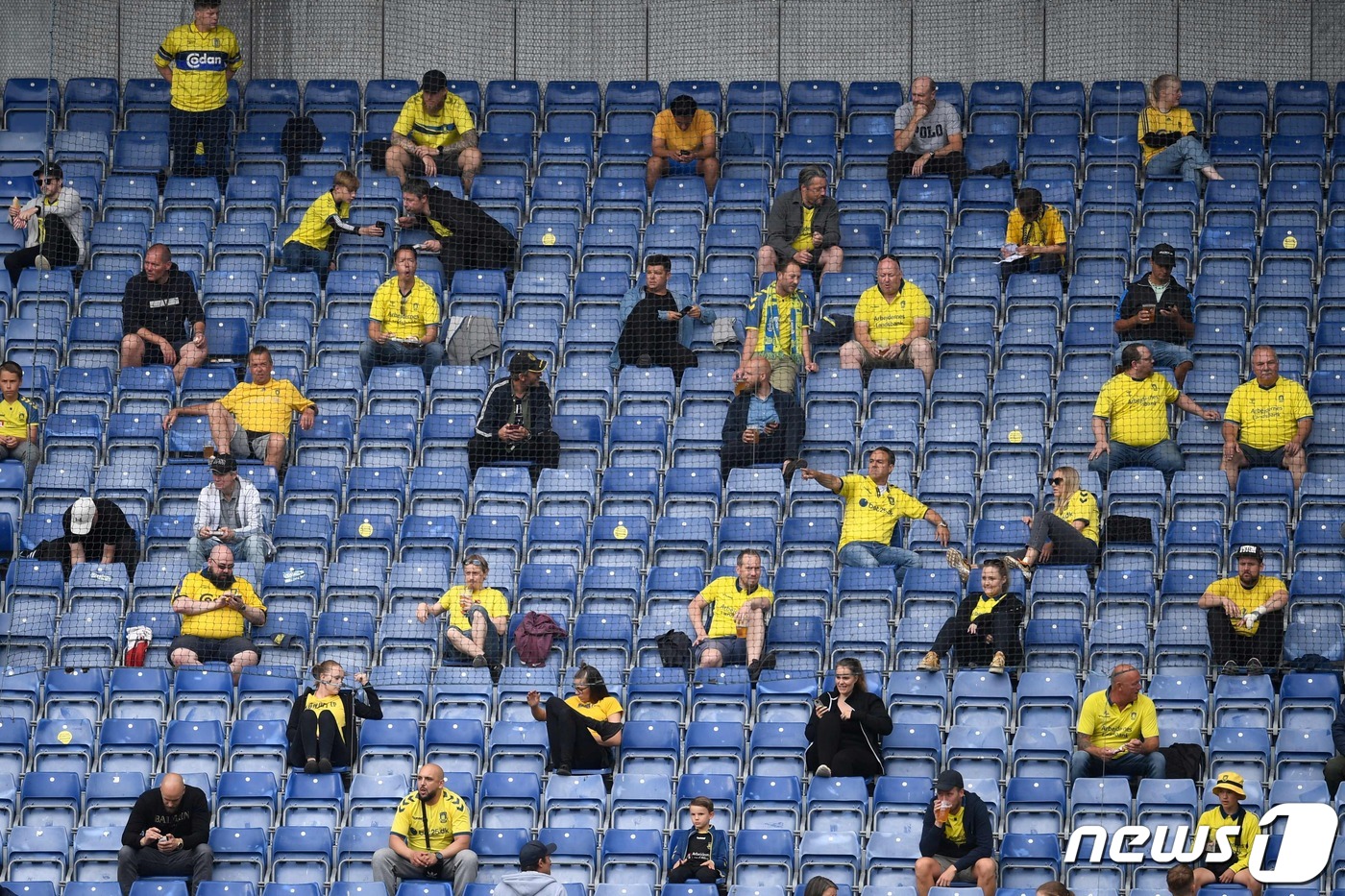 (브뢴드비 AFP=뉴스1) 우동명 기자 = 21일(현지시간) 덴마크 브뢴드비 슈타디온에서 열린 브뢴드비IF와 FC 코펜하겐의 수페르리가 경기에 관중들이 거리두기를 하며 관람을 하고 …