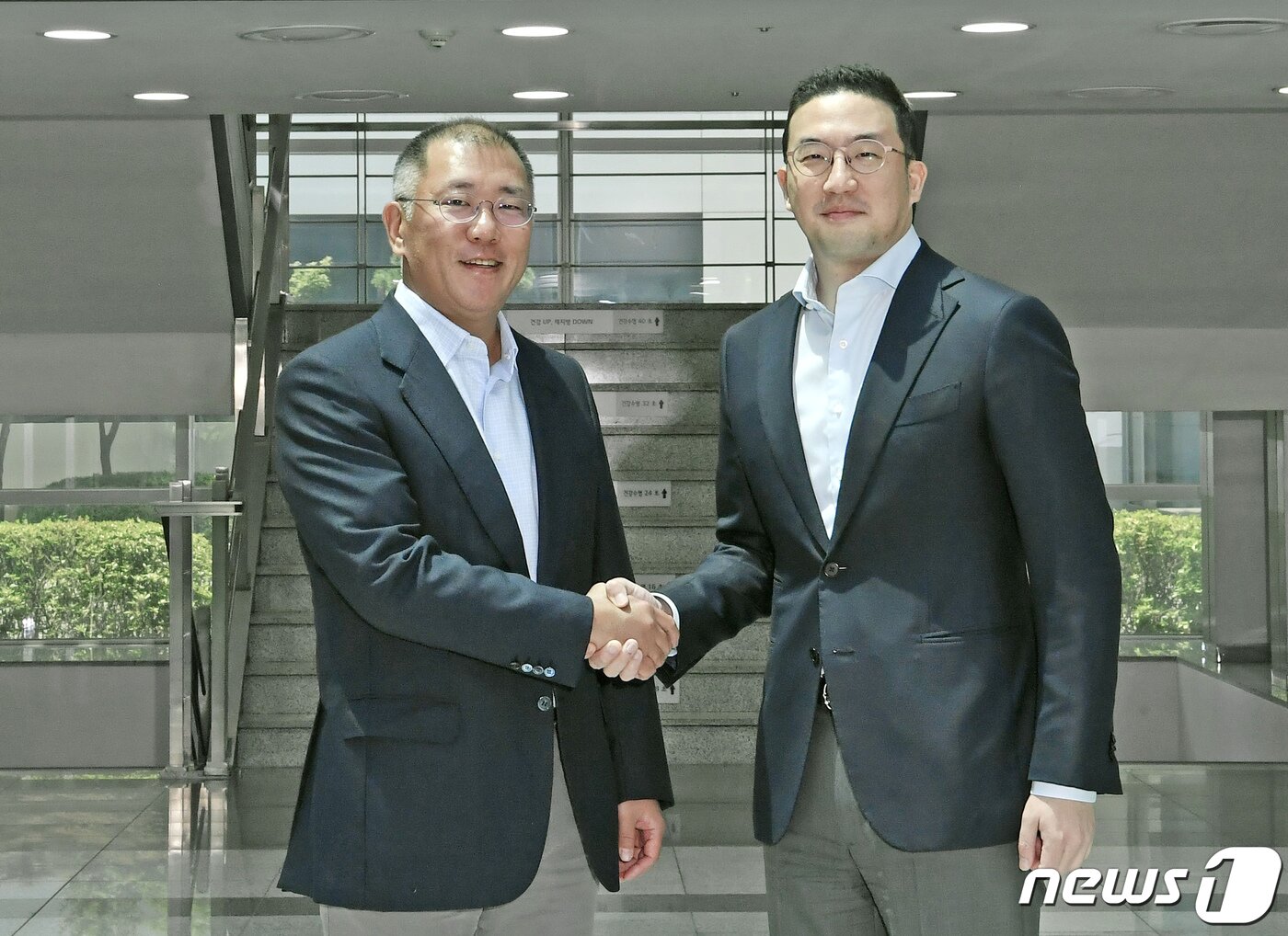 본문 이미지 - 정의선 현대차그룹 수석부회장(왼쪽)과 구광모 LG 대표가 지난 6월22일 충북 청주시 LG화학 오창공장에서 만나 악수하고 있다. 정 부회장과 구 회장은 미래 배터리 관심 사안 관련 의견을 교환하고 협력 방안을 논의했다. (LG 제공) 2020.6.22/뉴스1