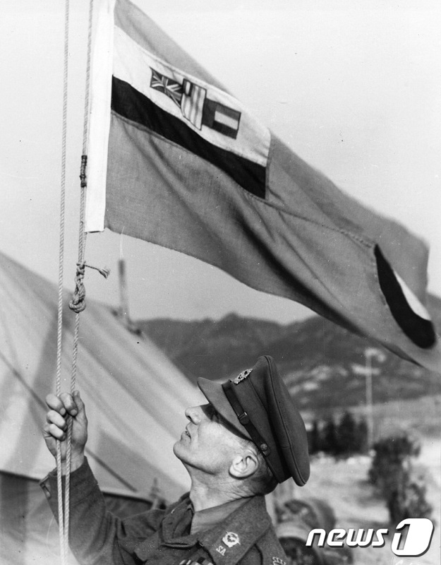 (서울=뉴스1) = 국사편찬위원회는 6·25전쟁 발발 70년을 맞아 소장 중인 6·25전쟁 관련 자료 중에서 미국을 비롯한 각국 군인의 활동을 살펴볼 수 있는 사진자료를 선별해 2 …