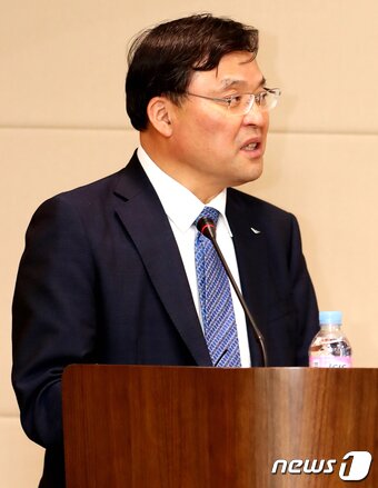 본문 이미지 - 구본환 인천국제공항공사 사장이 22일 오후 인천공항1터미널에서 열린 기자회견에서 정규직 전환에 대한 입장을 밝히고 있다. 인천공항공사는 22일 인천공항 보안요원 1900여명을 정규직화 한다고 밝혔다. 2020.6.22/뉴스1 ⓒ News1 정진욱 기자