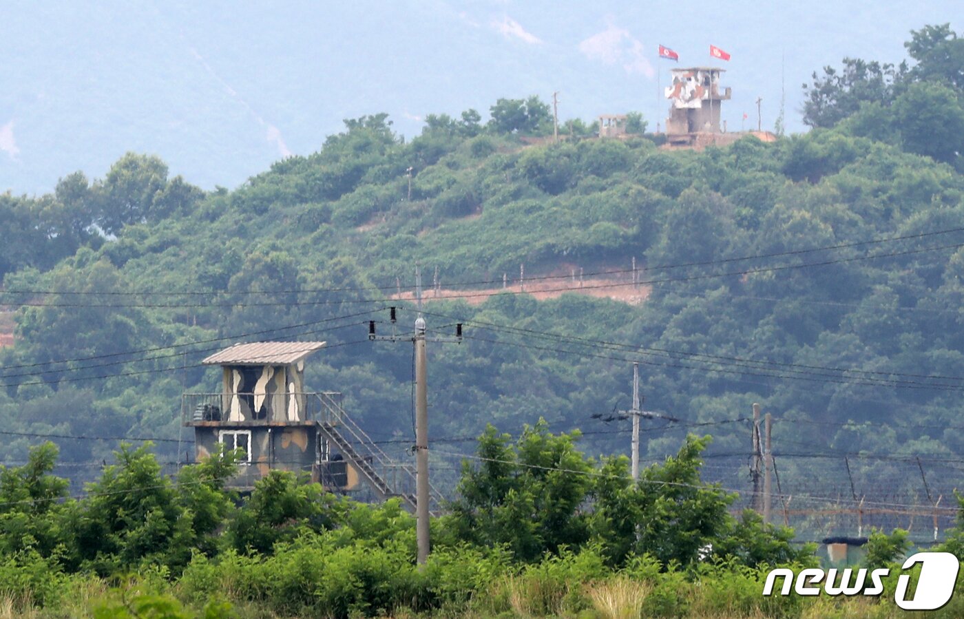 본문 이미지 - 경기 파주시 접경지역에서 바라본 북한군 초소에서 남한군 초소와 북한군 초소가 나란히 보이고 있다. 2020.6.23 ⓒ 뉴스1 송원영 기자