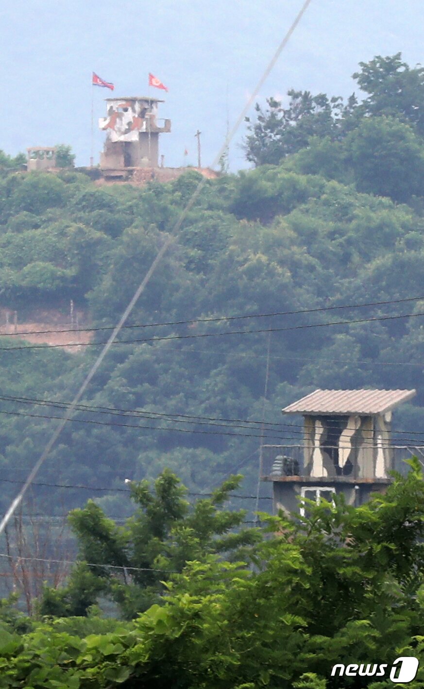 본문 이미지 - 북한이 대남 전단(삐라) 살포 준비 및 DMZ 동·서·중부 전선 일대 20여 곳에 확성기 방송 시설을 재설치한 가운데 23일 경기 파주시 접경지역에서 바라본 북한군 초소에서 남한군 초소와 북한군 초소가 나란히 보이고 있다. 2020.6.23/뉴스1 ⓒ News1 송원영 기자