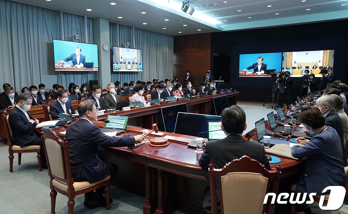 (서울=뉴스1) = 문재인 대통령이 23일 청와대 여민관에서 제32회 국무회의 및 수도권 방역 대책회의를 주재하고 있다. (청와대 제공) 2020.6.23/뉴스1