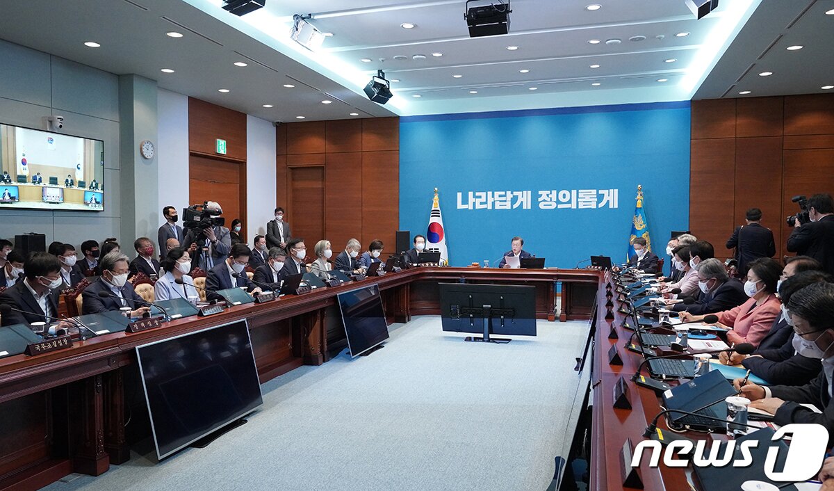 본문 이미지 - 문재인 대통령이 23일 청와대 여민관에서 제32회 국무회의 및 수도권 방역 대책회의를 주재하고 있다. (청와대 제공) 2020.6.23/뉴스1