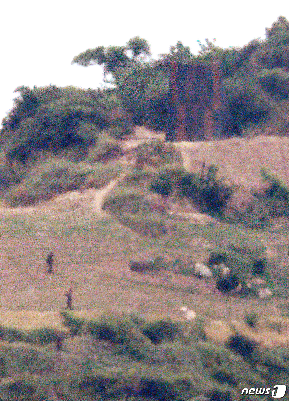 (강화=뉴스1) 박지혜 기자 = 23일 오전 인천광역시 강화군에서 바라본 북한 황해도 봉화산에서 북한 군인들이 대남 확성기를 방수포로 보이는 덮개를 가린 후 하산하고 있다. 통일부 …