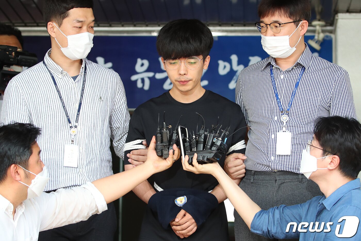 본문 이미지 - 텔레그램 n번방을 개설해 성 착취물을 제작·유포한 혐의로 구속된 &#39;갓갓&#39; 문형욱&#40;24&#41;의 공범으로 알려진 안승진&#40;25·구속&#41;이 23일 오후 경북 안동경찰서 유치장에서 나와 대구지방검찰청 안동지청으로 송치되기 전 심경을 밝히고 있다. 2020.6.23/뉴스1 ⓒ News1 공정식 기자