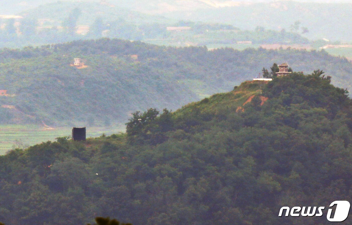 본문 이미지 - 북한이 DMZ 동·서·중부 전선 일대 20여 곳에 확성기 방송 시설을 재설치한 가운데 23일 경기 파주시 오두산 통일전망대에서 바라본 북한 지역에 대남 확성기 시설이 보이고 있다. 2018년 4·27 판문점선언으로 남북은 비무장지대(DMZ) 인근 확성기 방송 시설을 모두 철거했지만, 북한은 지난 21일 오후부터 전격 재설치 작업에 들어갔다. 2020.6.23/뉴스1 ⓒ News1 송원영 기자