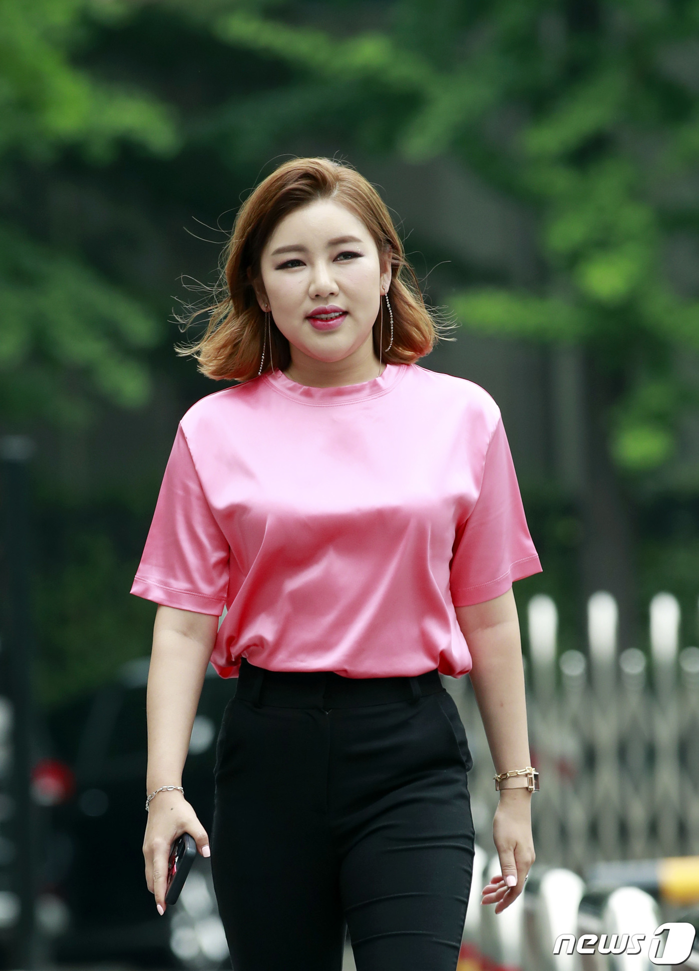 (서울=뉴스1) 권현진 기자 = 가수 송가인이 23일 ‘유희열의 스케치북’ 녹화를 위해 서울 영등포구 여의도 KBS 신관에 들어서며 인사를 하고 있다. 2020.6.23/뉴스1