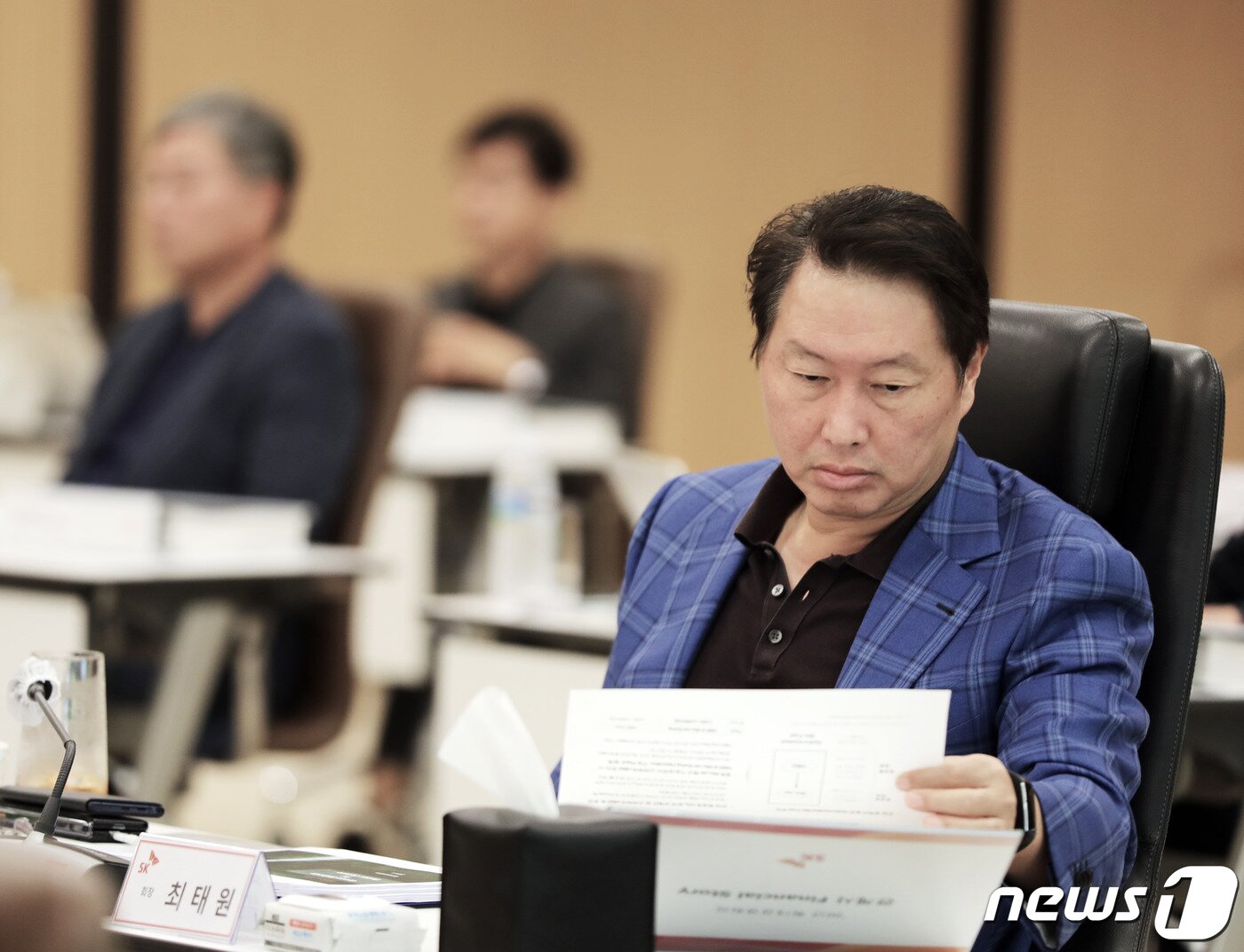 본문 이미지 - 최태원 SK그룹 회장이 지난 6월23일 경기도 이천시 SKMS연구소에서 개최된 ‘2020 확대경영회의’에 참석, 기업가치 제고 방안에 관한 발표를 경청하면서 자료를 살펴보고 있다. (사진=SK제공)ⓒ 뉴스1