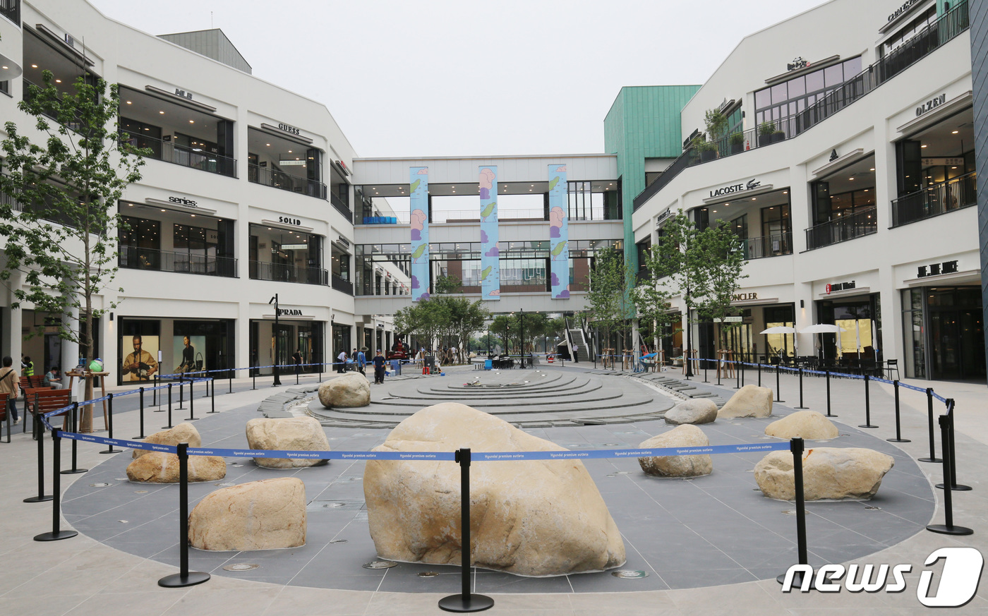 (대전=뉴스1) 김기태 기자 = 23일 오후 대전 유성구 용산동 현대프리미엄 아울렛 대전점이 오픈을 앞두고 준비를 하고 있다. 2020.6.23/뉴스1