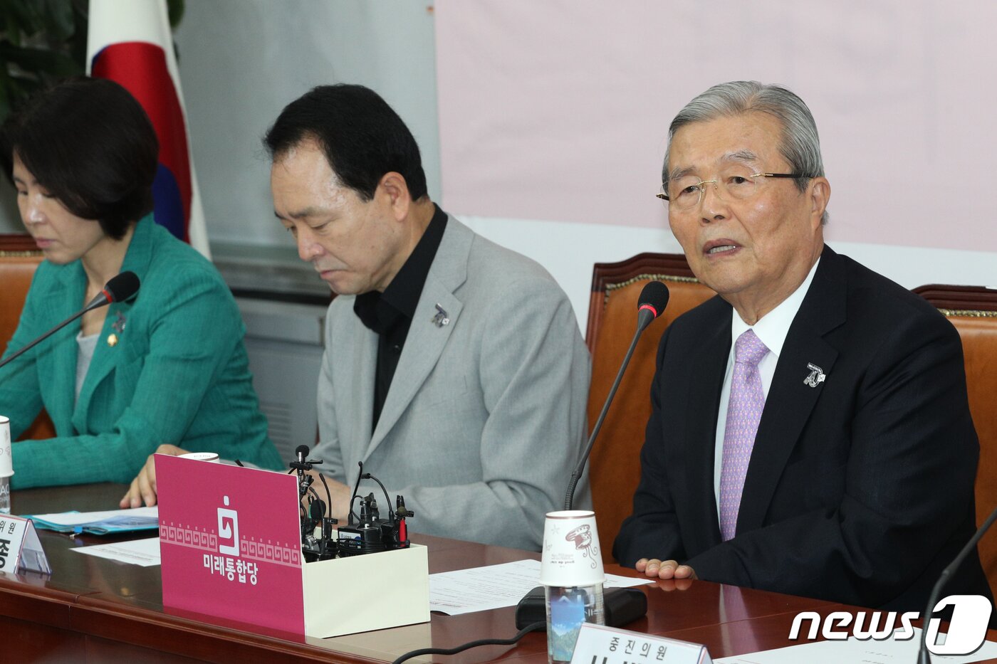 본문 이미지 - 김종인 미래통합당 비대위원장이 24일 오전 서울 여의도 국회에서 열린 비상대책위원-중진의원 연석회의에서 발언을 하고 있다. 2020.6.24/뉴스1 ⓒ News1 성동훈 기자