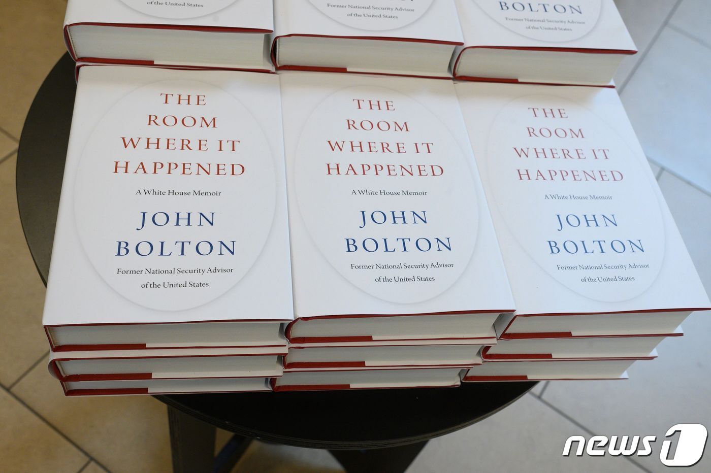 본문 이미지 - 존 볼턴의 저서가 캘리포니아주 글렌데일의 반즈 엔드 노블 서점에 진열되어 있다. ⓒ AFP=뉴스1 ⓒ News1 