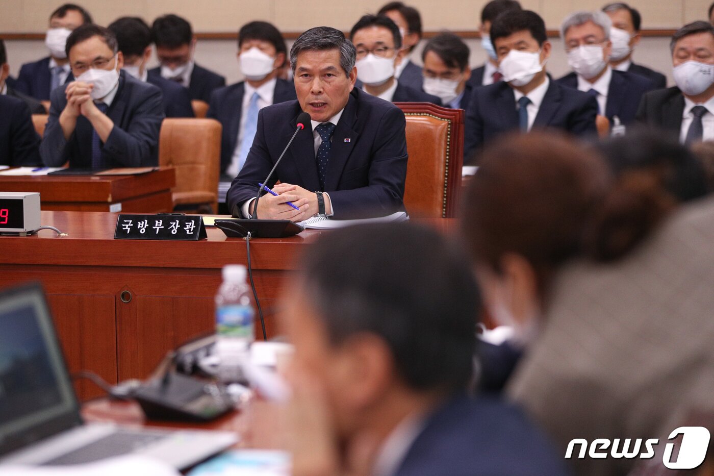 본문 이미지 - 정경두 국방부 장관이 24일 오전 서울 여의도 국회에서 열린 법제사법위원회 전체회의에서 의원들과 질의응답을 하고 있다. 2020.6.24/뉴스1 ⓒ News1 성동훈 기자